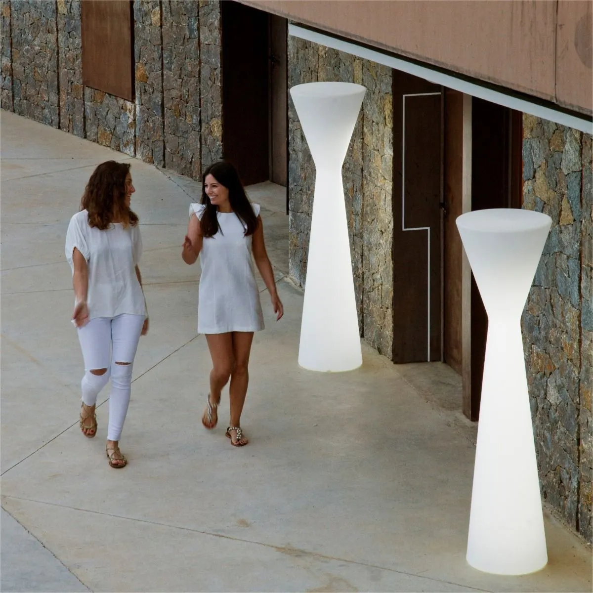 lampa, lampa ogrodowa, podświetlana lampa, biała lampa, nowoczesny design