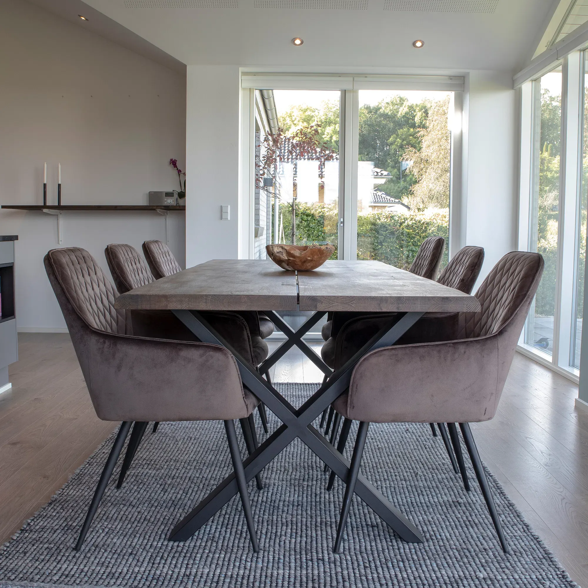 Zestaw do jadalni TOULON z falistym bregiem (stół 95x200cm + 6 krzeseł) dąb wędzony, aksamit - brązowy - 7771040-S