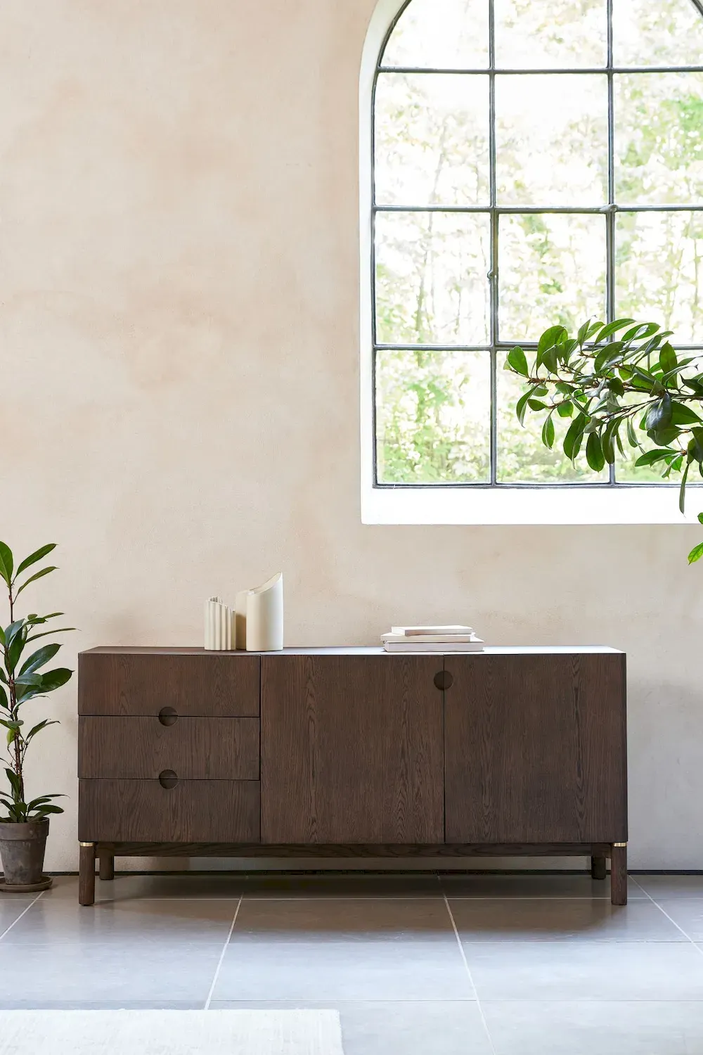 Komoda ARUN 2-drzwiowa z 3 szufladami - ciemny dąb - UN_50184710