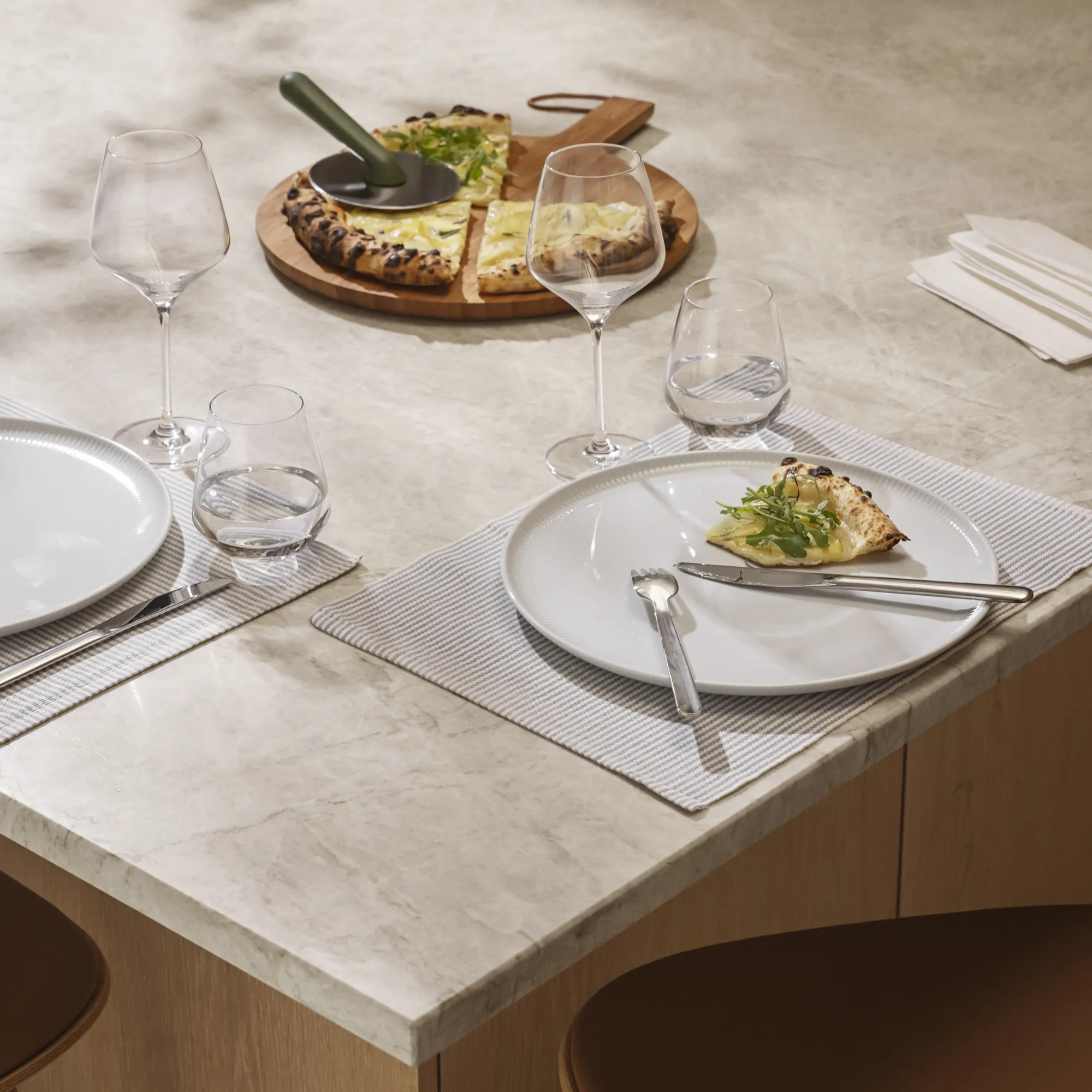 pizza, ser, pizza na desce, kawałek pizzy, naczynia stołowe