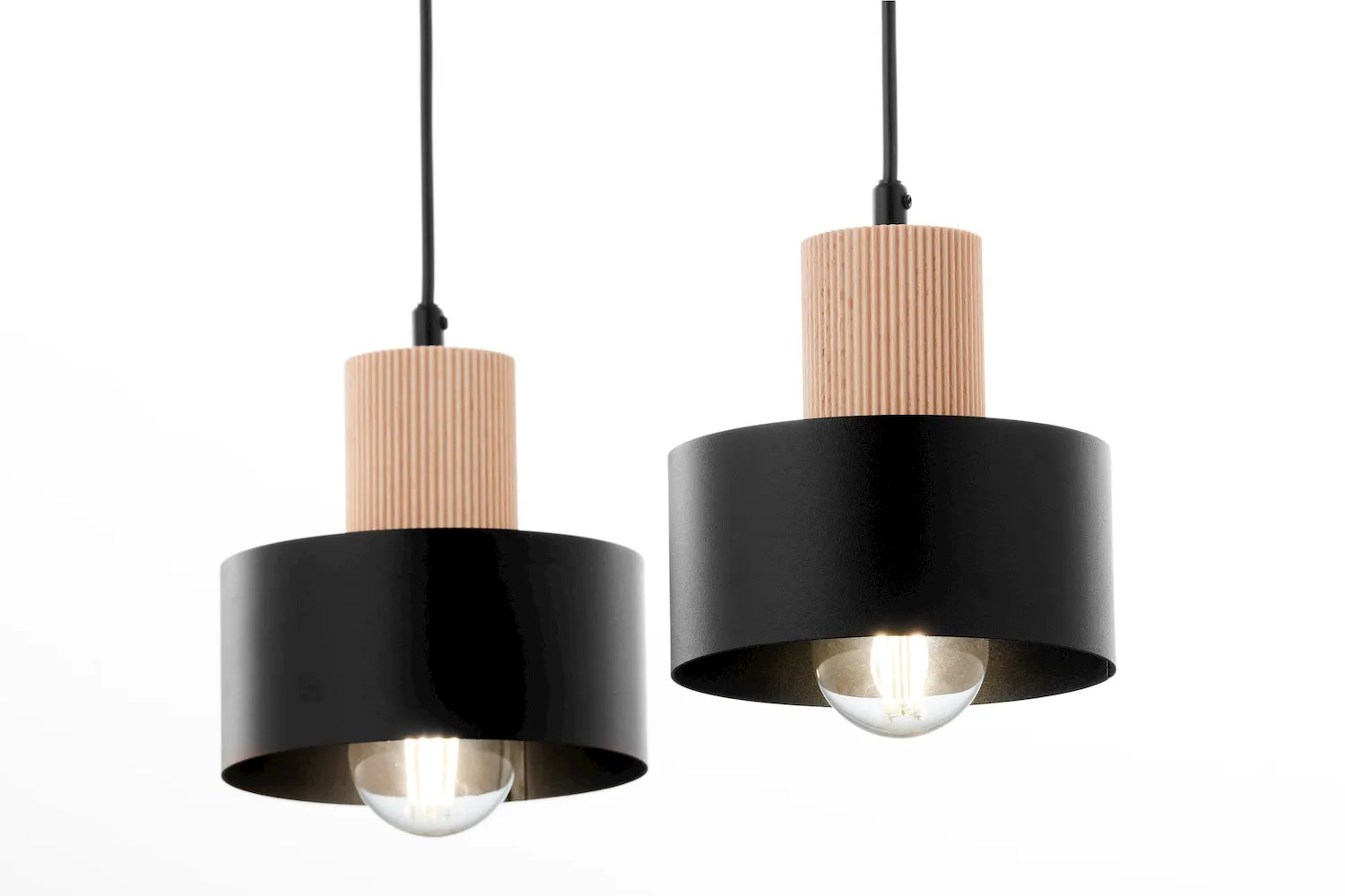 image lampa wisząca, pendant light, czarna obudowa, drewniany element, zestaw lamp