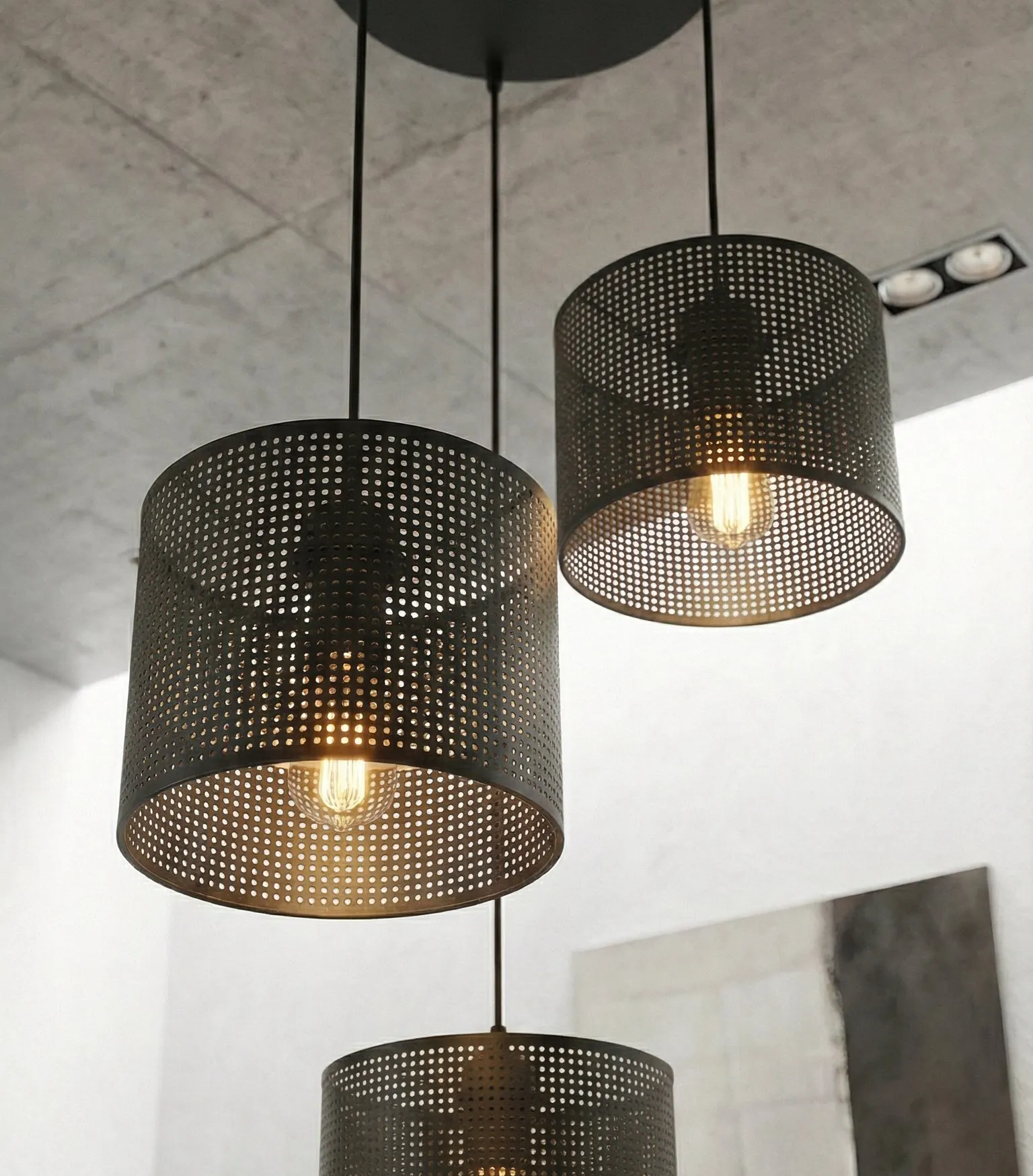 image lampa wisząca, metalowa osłona, perforowana obudowa, ciemny kolor, żarówka/źródło światła