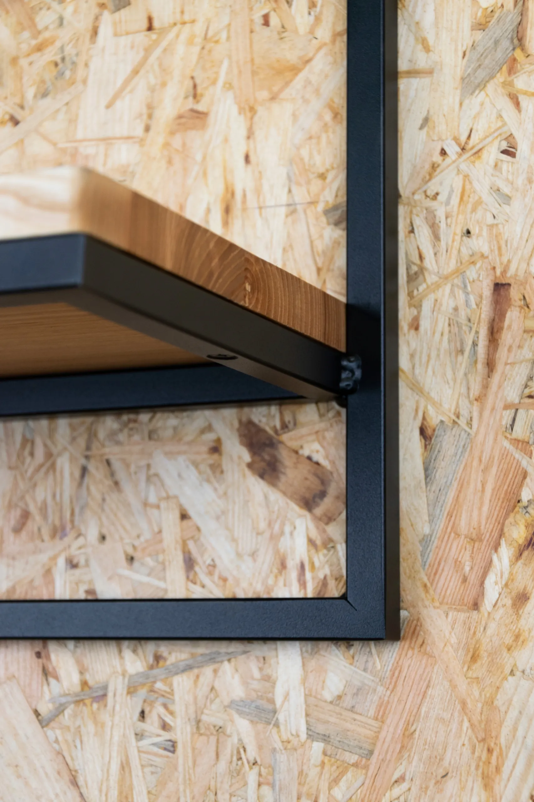 Kwietnik wiszący LENS S metal drewno czarny naturalny - LD_TZ000084