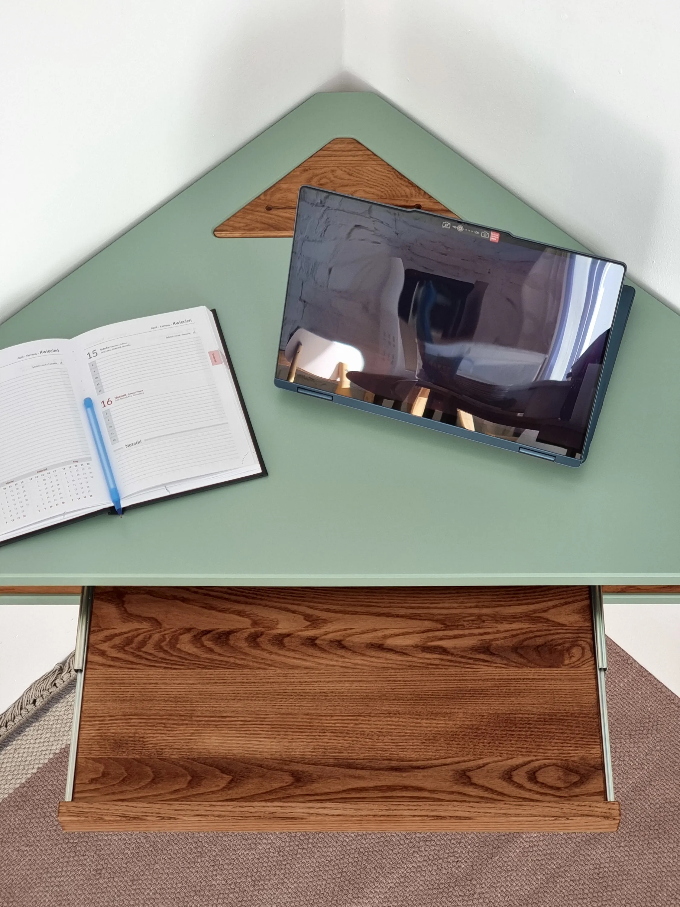 Biurko narożne ASHME z półką na klawiaturę 114x85 kremowy blat/ciemne drewniane nogi - NRGBACDKEY_OAK_2