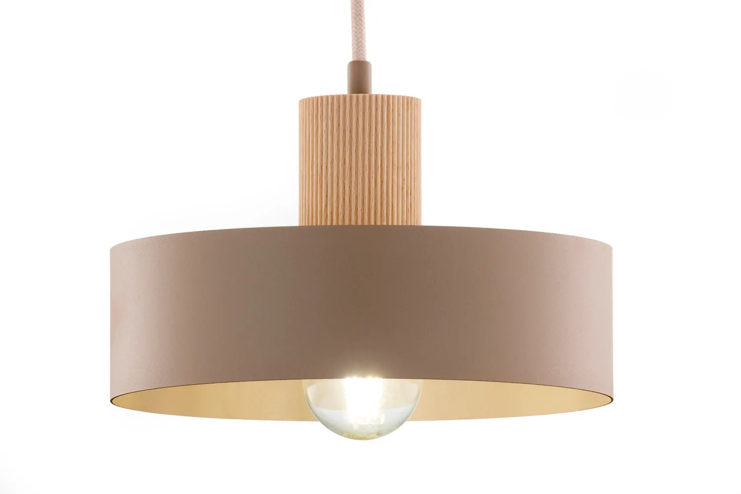 image lampa wisząca, pendant lamp, korpus drewniany, okrągły abażur, żarówka, przezroczysta żarówka, kolor beżowy, design skandynawski