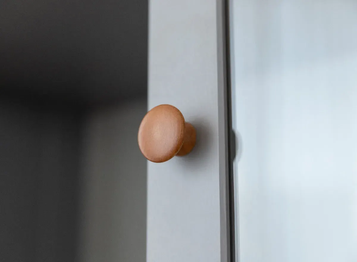 Witryna drewniana 4-drzwiowa z szufladą MARONE ELITE popielaty - PLMEL02/S