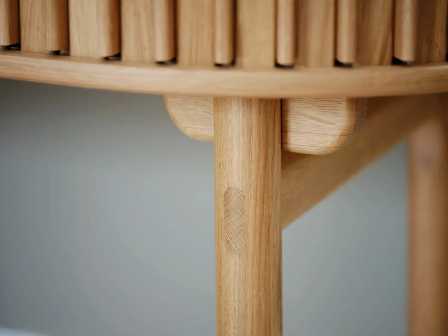 Biurko z zasuwaną półką CARNO 60x120 cm - dąb naturalny - UN_46060200