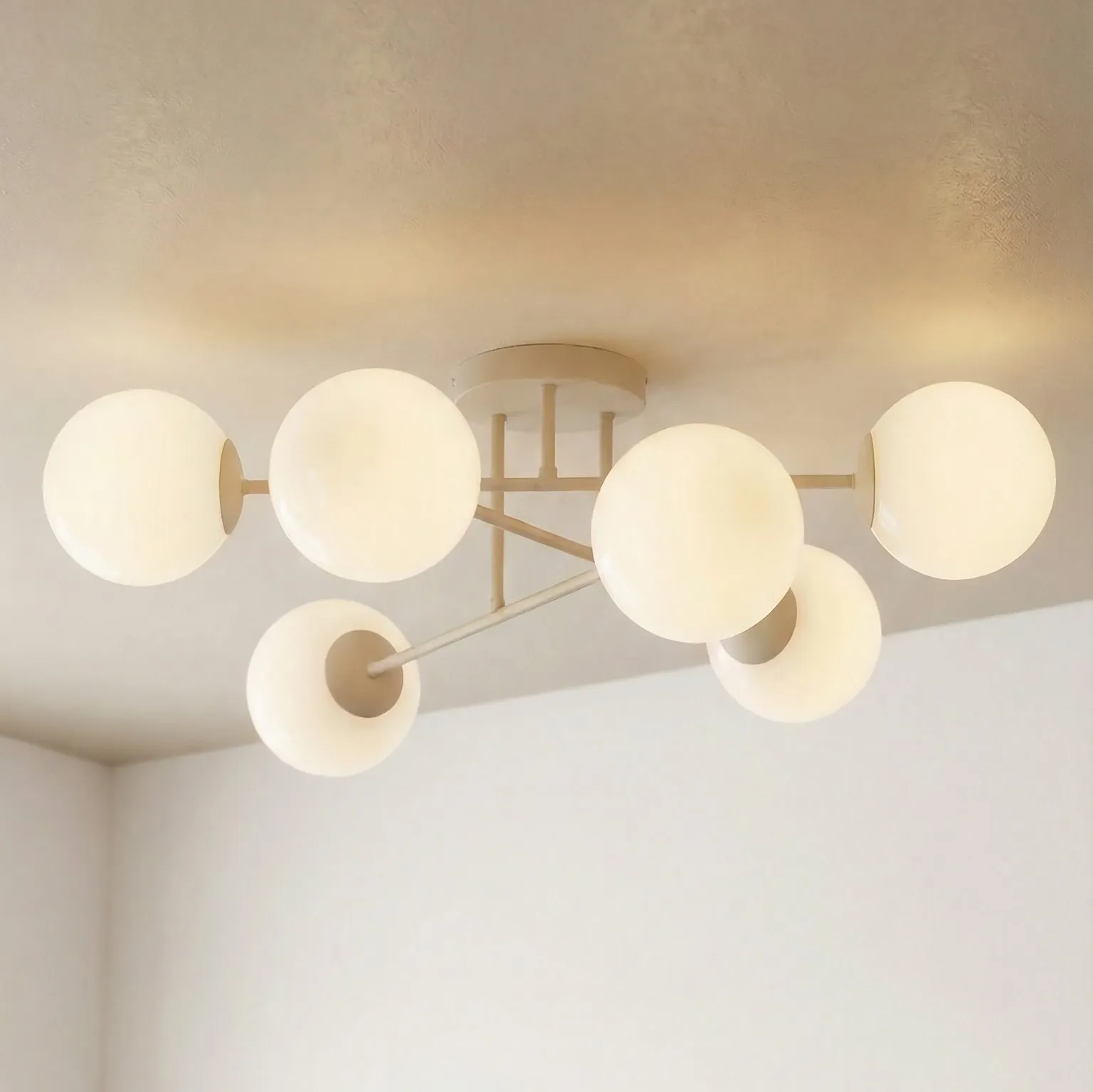 lampa sufitowa, globusowy żarówek, kula wisząca, oświetlenie sufitowe, minimalistyczny projekt