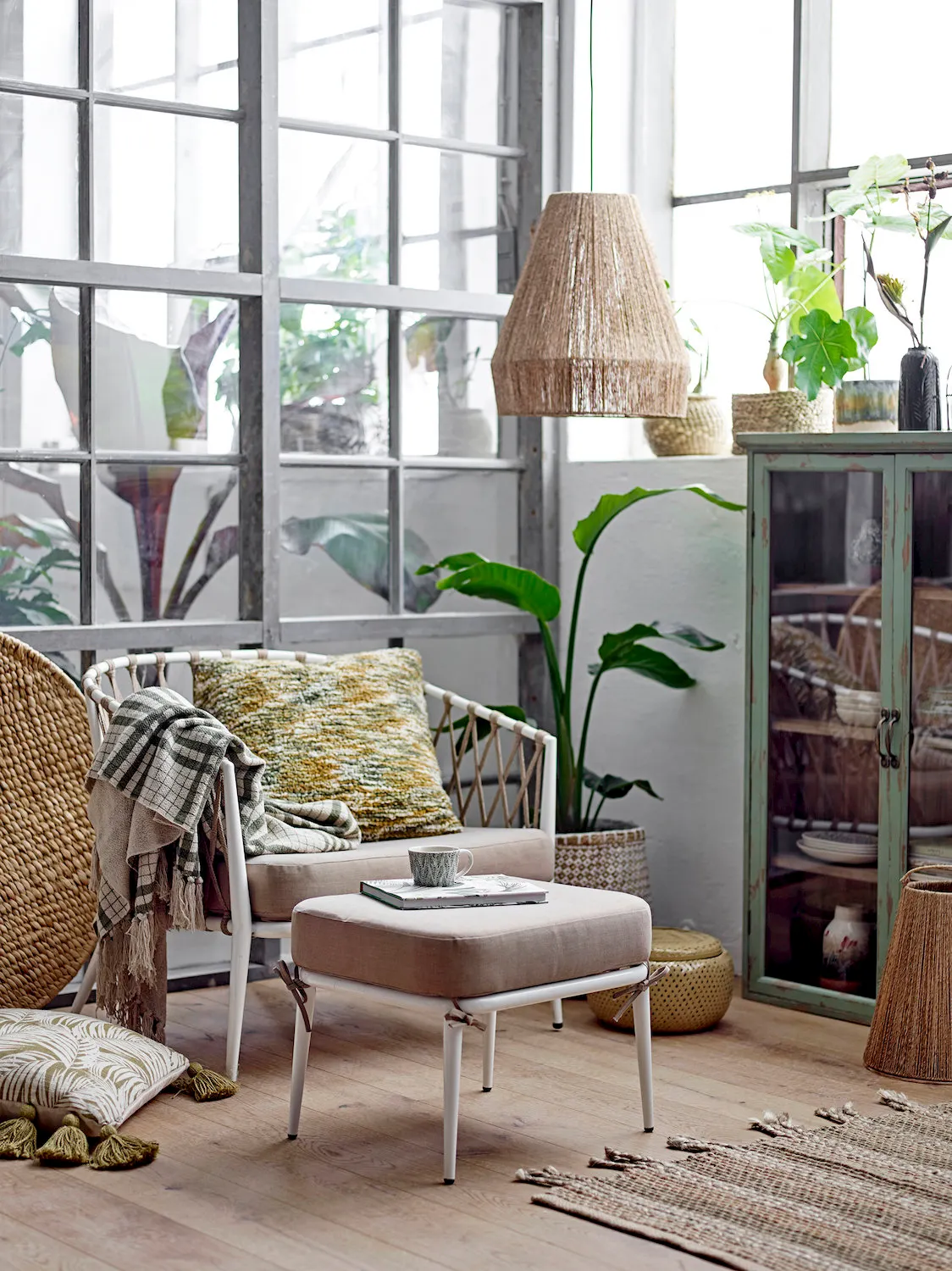 image wnętrze, salon, meble, fotel ottoman, pleciony kosz