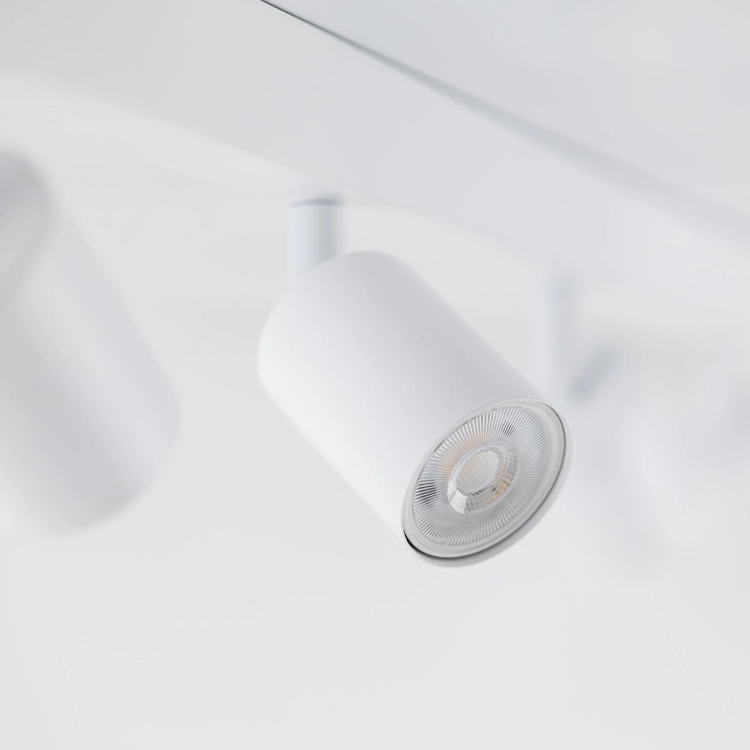 Lampa sufitowa TOP biała na metalowej listwie 6 regulowanych reflektorów 127x17x15cm - TK_6878