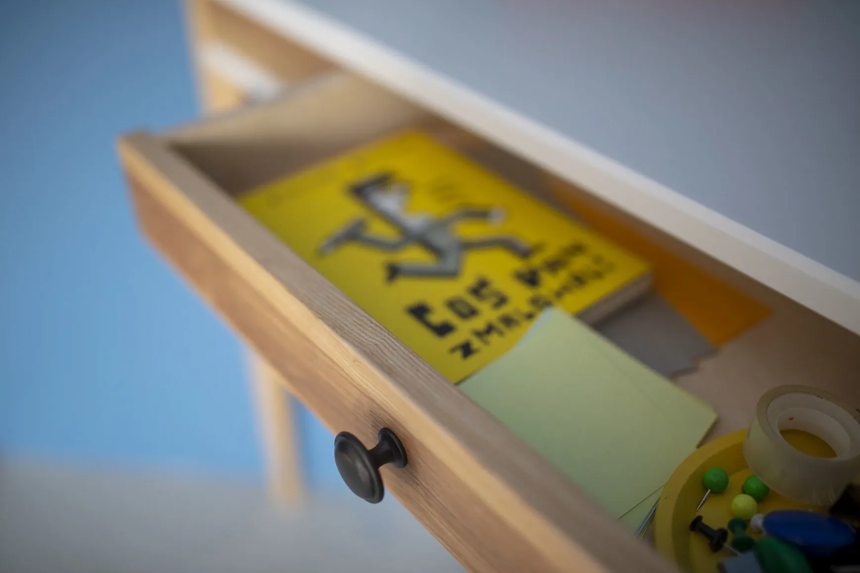 Biurko narożne z szufladą ASHME 114x85 grafitowy blat/jesionowe nogi — zdjęcie 9