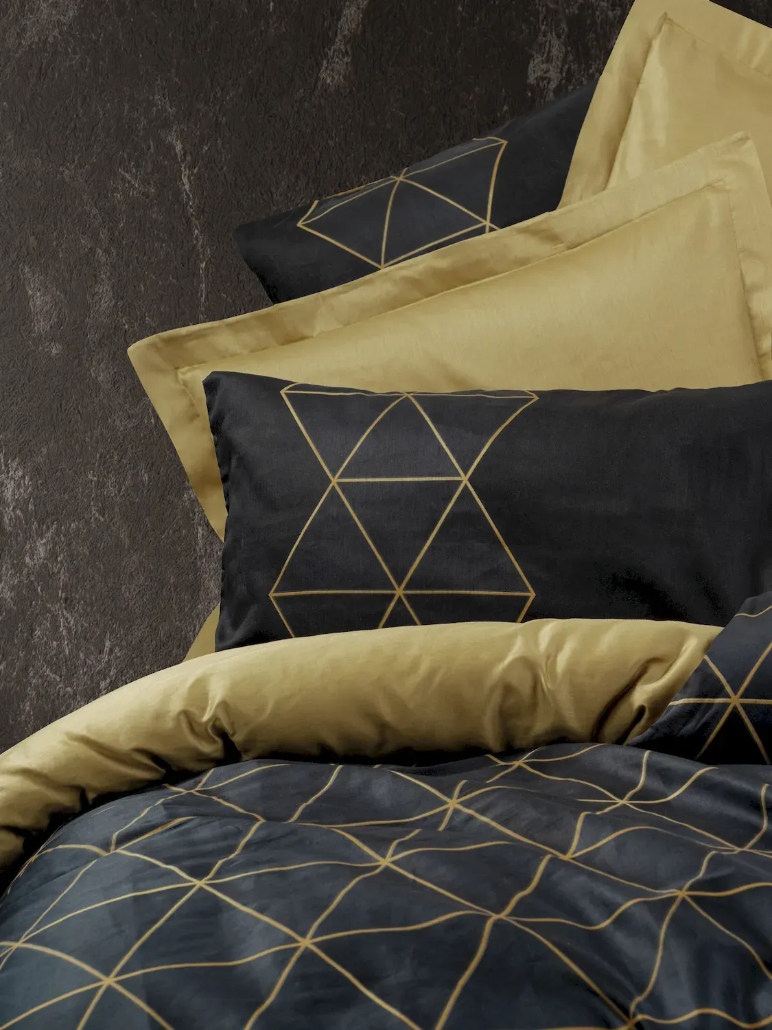 Komplet pościeli bawełnianej VETA 240x220 poszewka 60x60 2 szt. złoty czarny Komplet pościeli bawełnianej VETA 240x220 poszewka 60x60 2 szt. złoty czarny