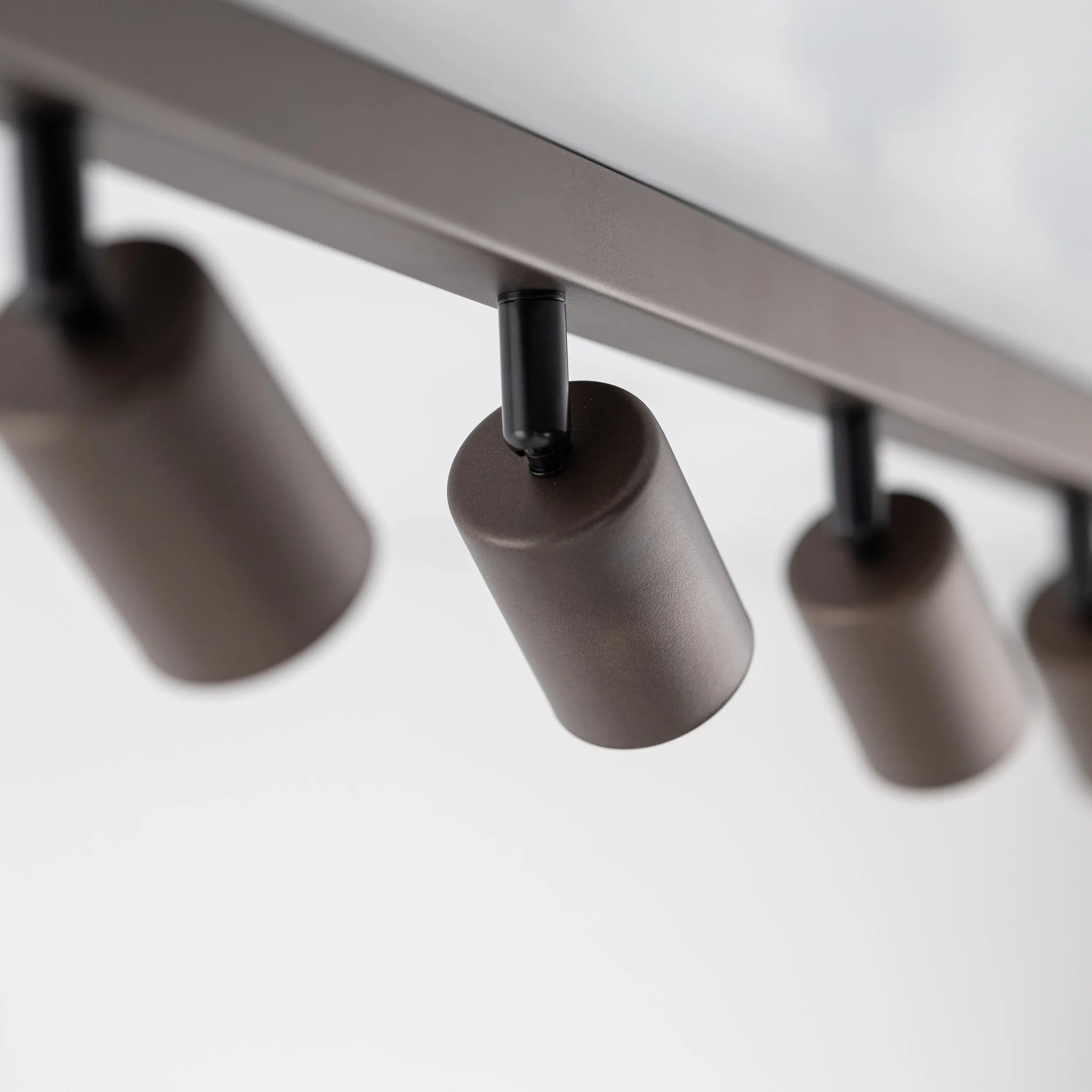 Lampa sufitowa TOP brązowa na metalowej listwie 8 regulowanych reflektorów 170x19x15cm - TK_6184