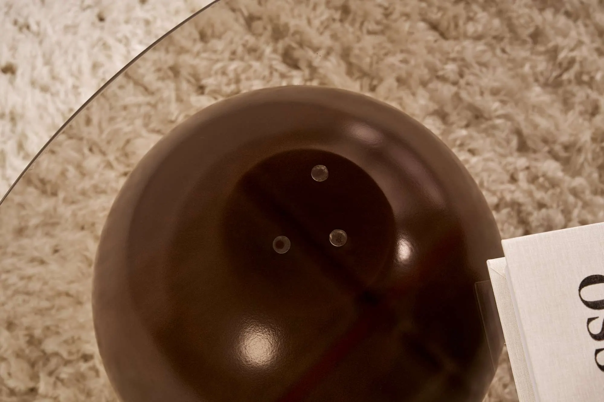 Stolik kawowy szklany okrągły MIRO 85 cm kuliste orzechowe nogi blat brązowy - ASI_857NRD1130