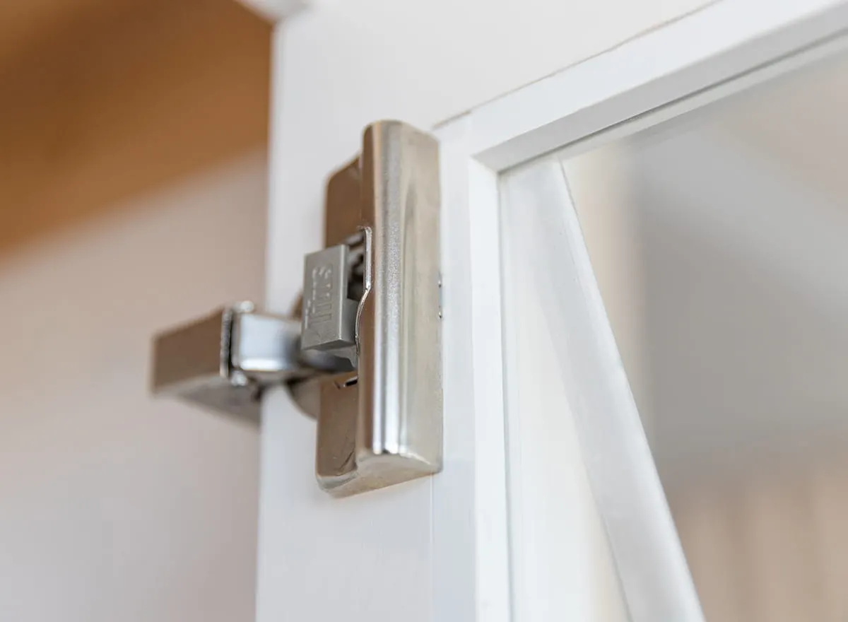 Witryna wąska MARONE ELITE 1-drzwiowa z 2 szufladami - biały, złocisty - PLMEL01