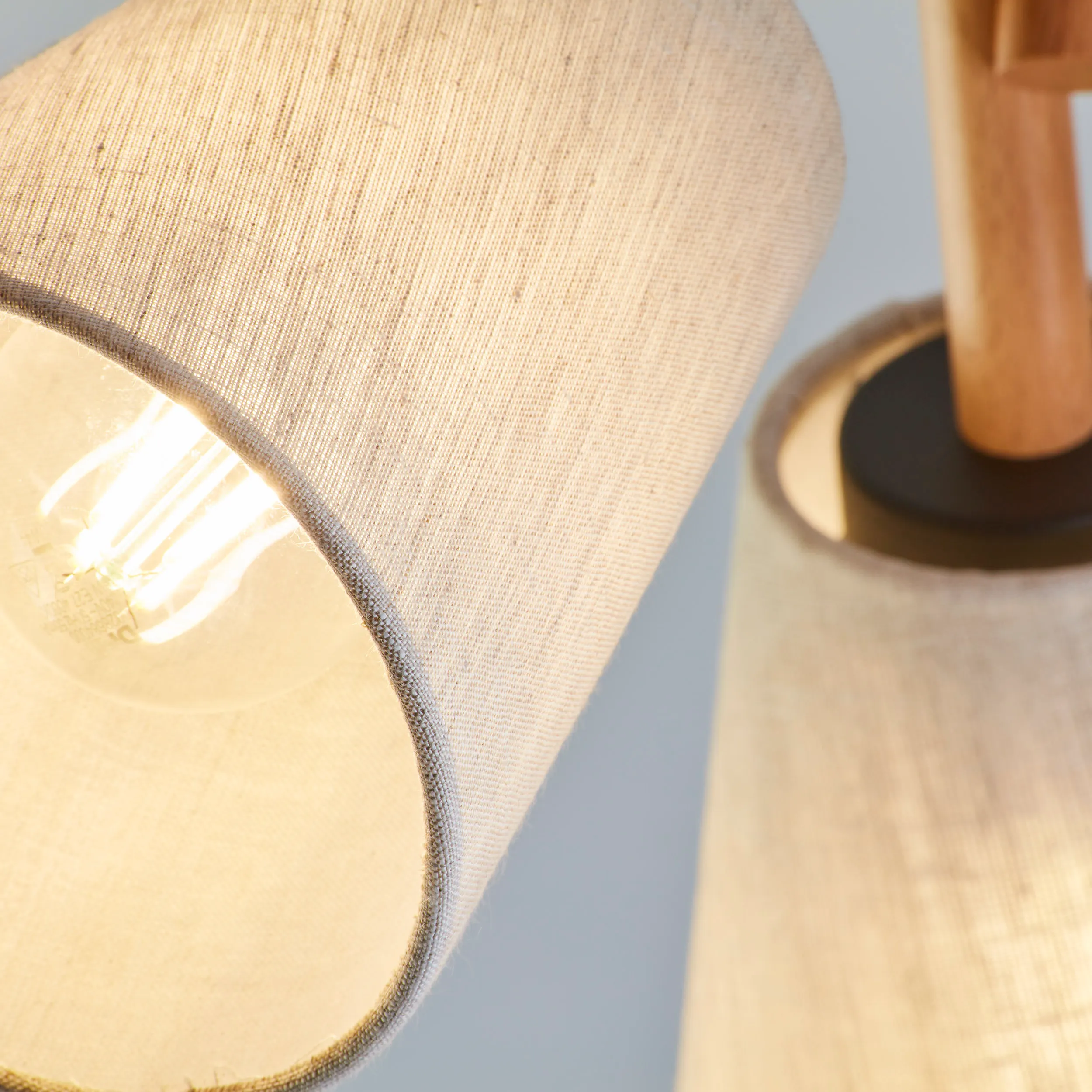 Lampa sufitowa VAIO NATURE brązowe klosze z tkaniny na drewnianych jasnych regulowanych ramionach na czarnej okrągłej podstawie 46x30cm - TK_574