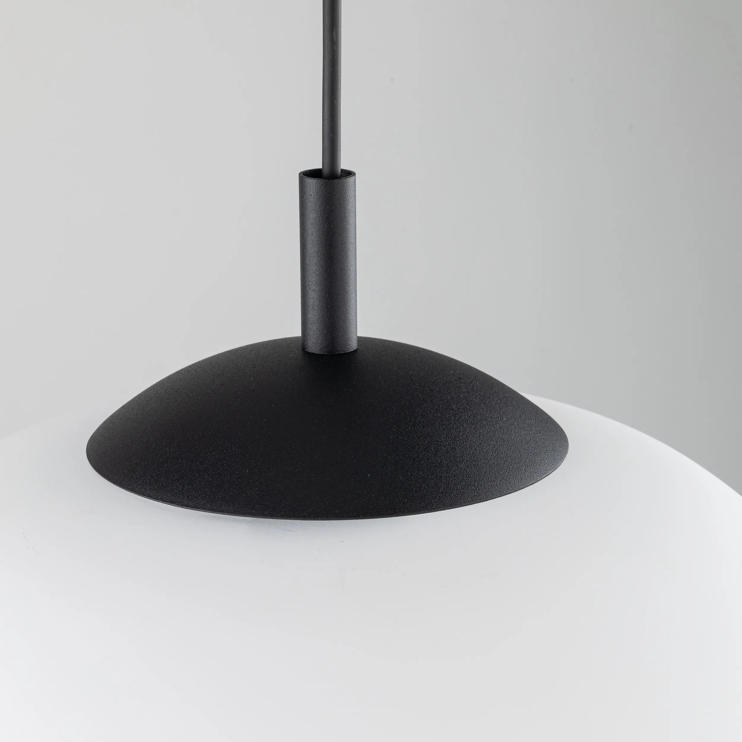 Lampa wisząca VIBE czarna z białym okrągłym szklanym kloszem 170x30cm - TK_4789