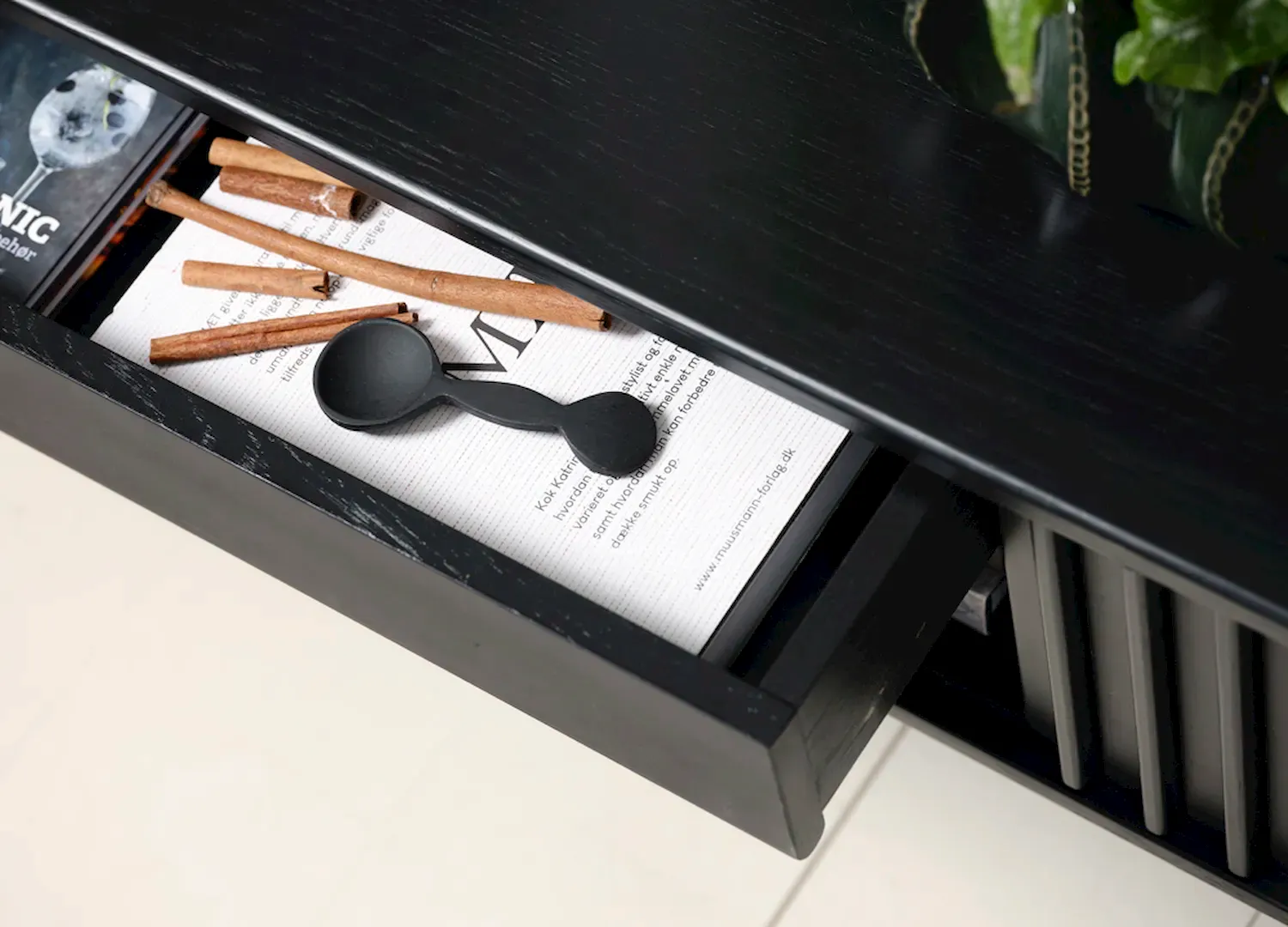 Szafka RTV 2-drzwiowa SIENA z szufladą ryflowana czarna - UN_46104640