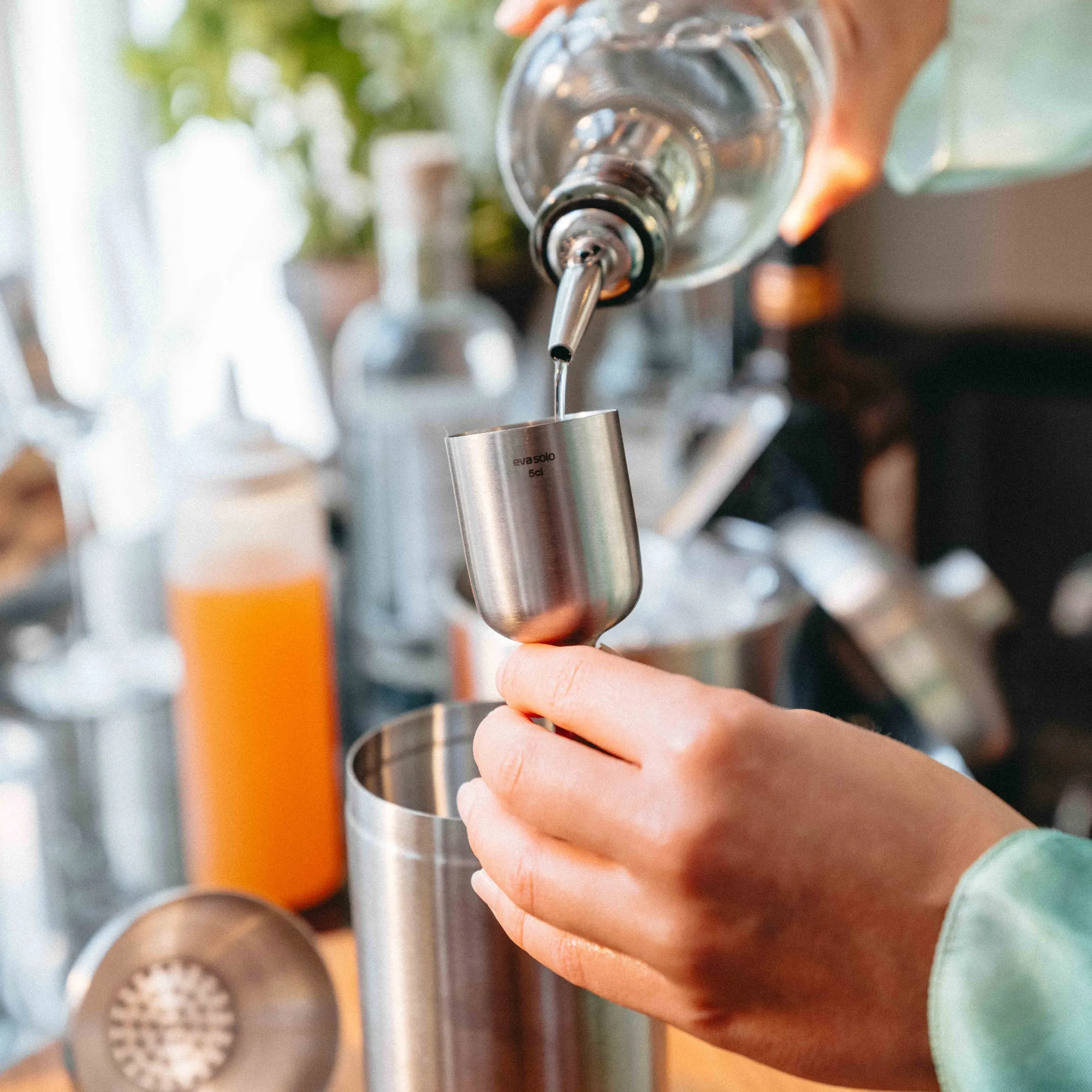 image ekspres do kawy, kieliszek ze stali, stalowy dozownik, korek, kawa na wynos