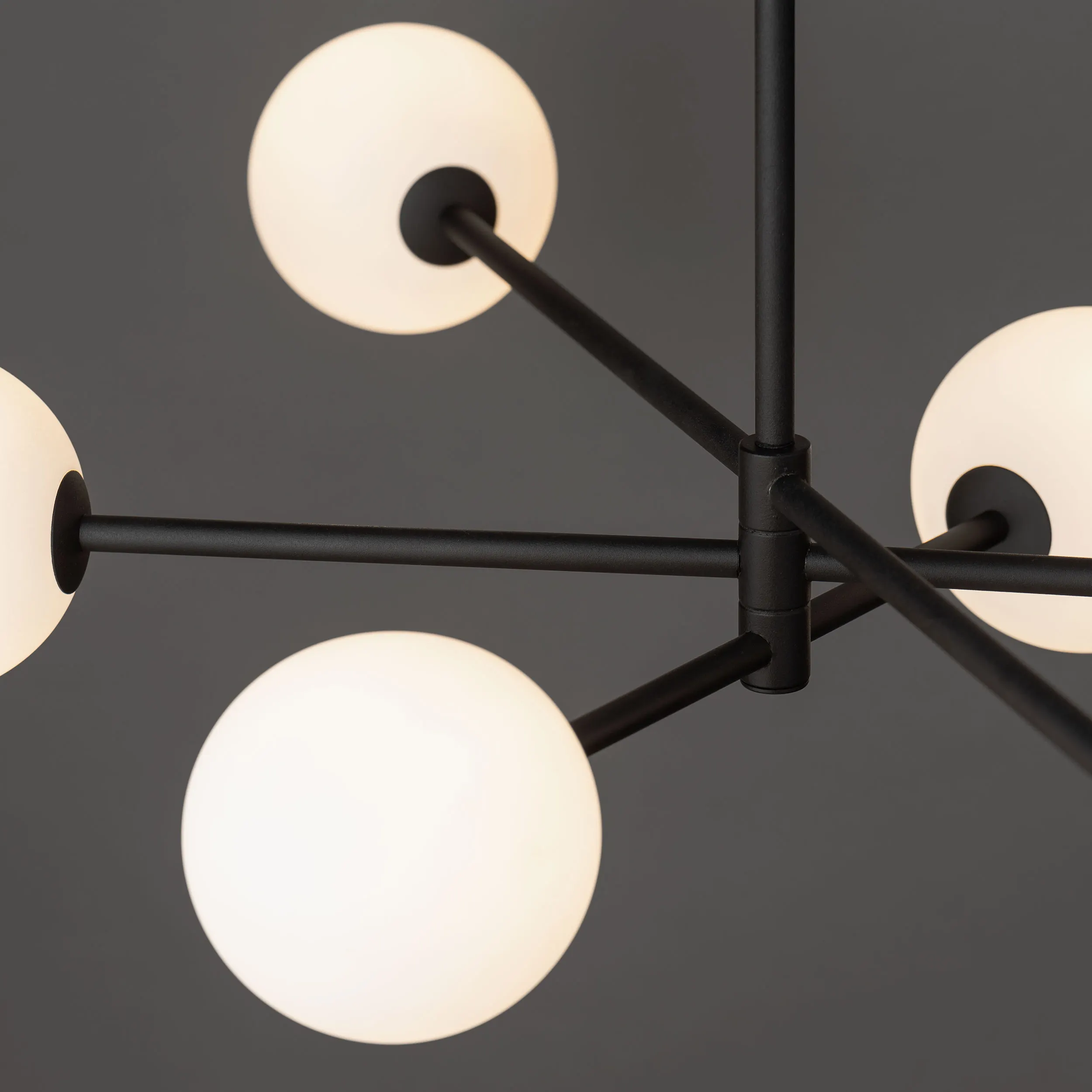 Lampa sufitowa SARIUS czarna z białymi okrągłymi szklanymi kloszami 90x68x64cm - TK_4732