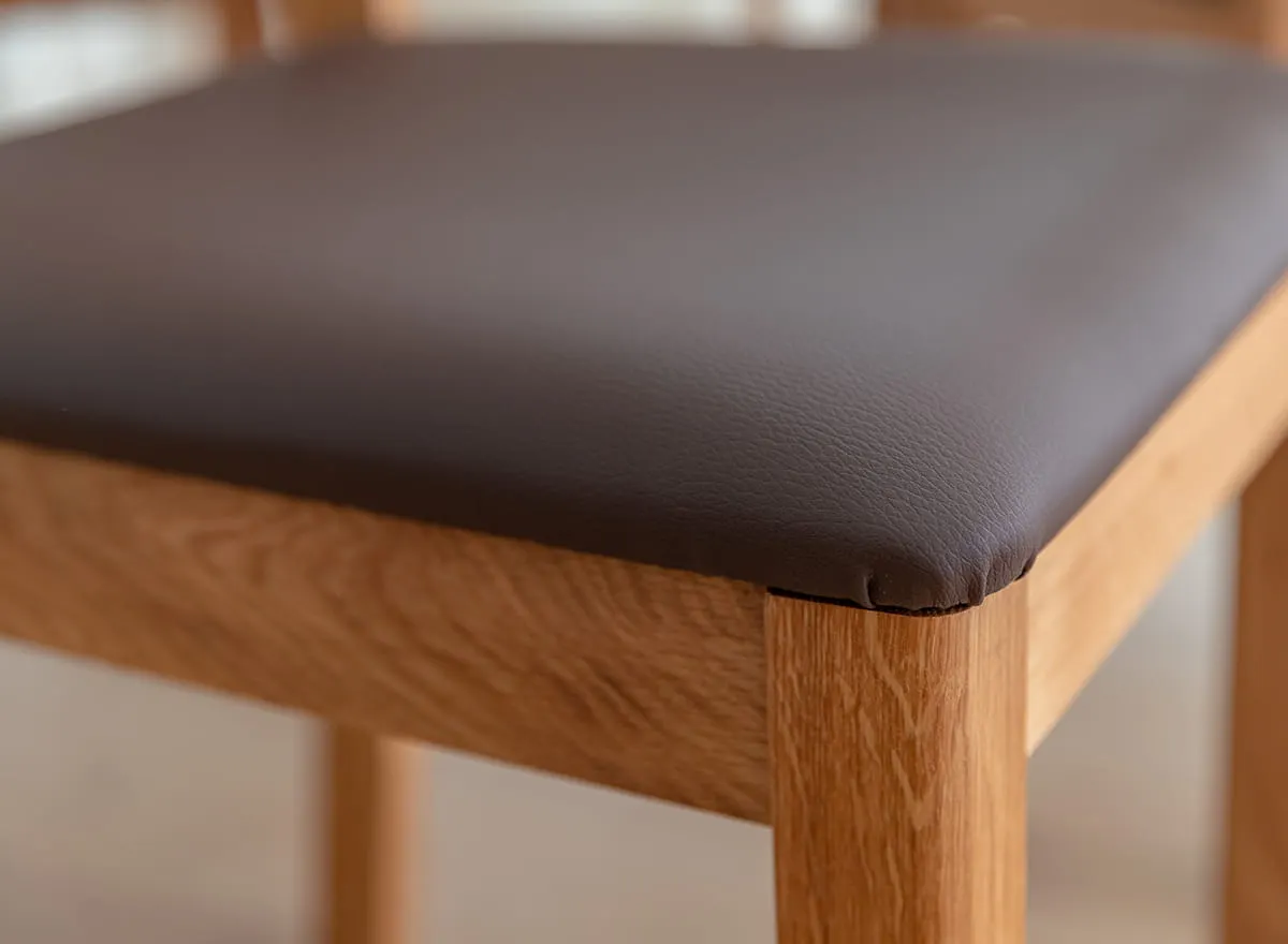 Krzesło dębowe PRATO z brązowym siedziskiem - dąb olejowany - KDBBR