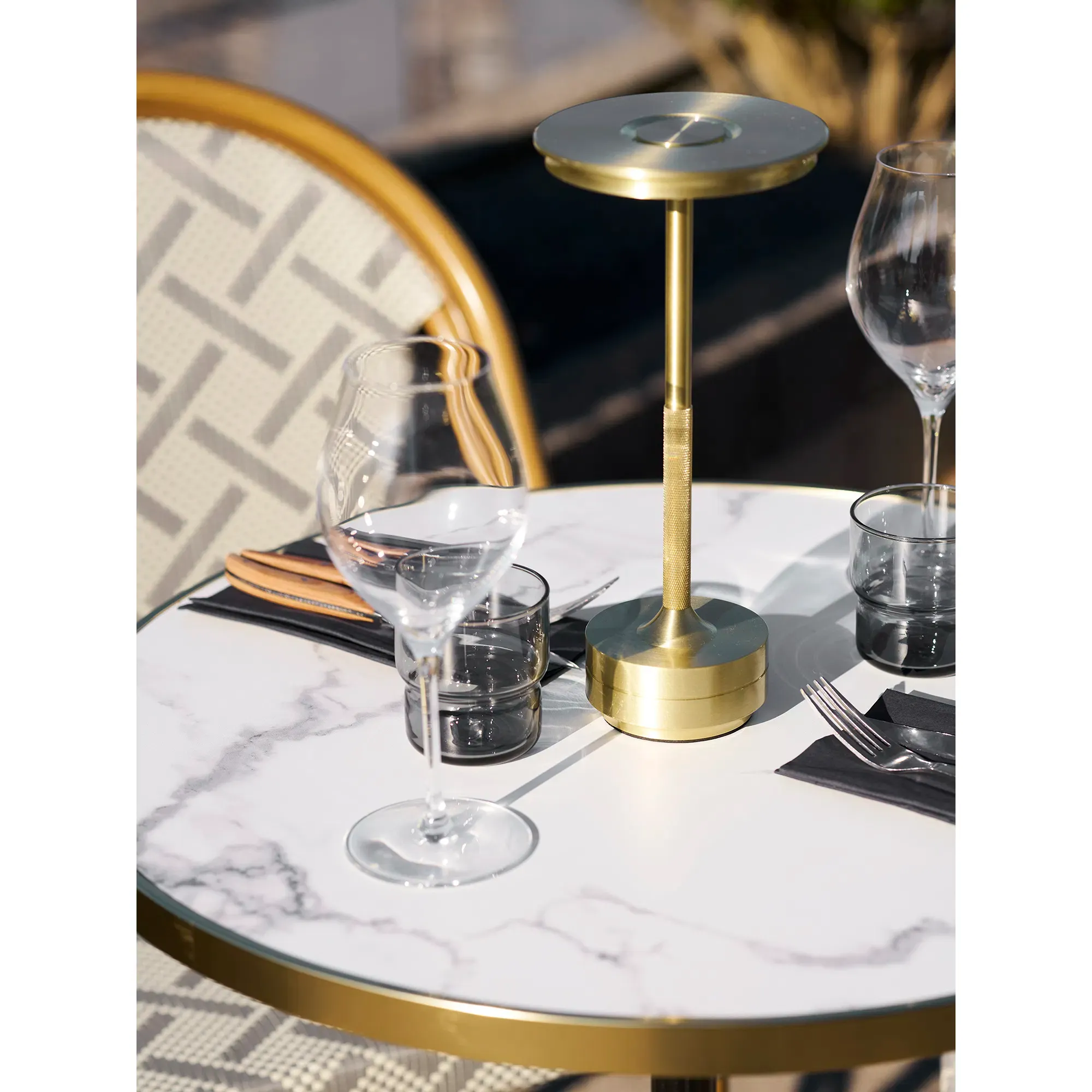 Stolik kawowy okrągły BISTRO 60 cm biały efekt marmuru/złoto-czarny - 7501177