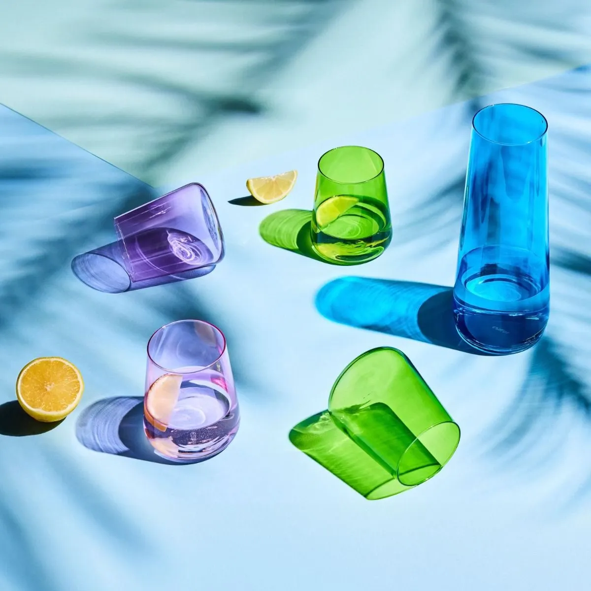 szklanki, kolorowe, napiętrowane, plastikowe, na świeżość