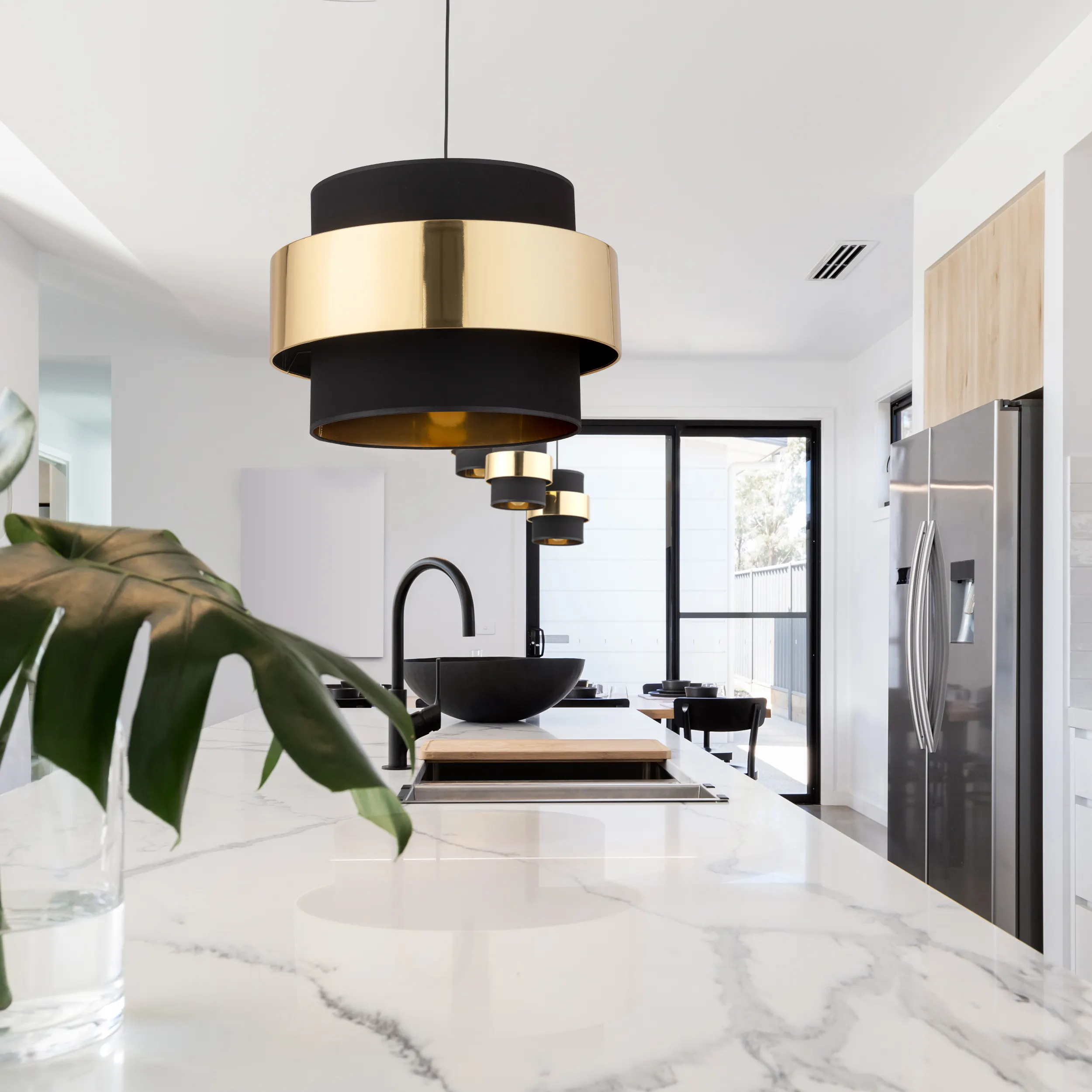 Lampa wisząca CALISTO czarna ze złotym elementem oraz wnętrzem 175x50cm - TK_4706