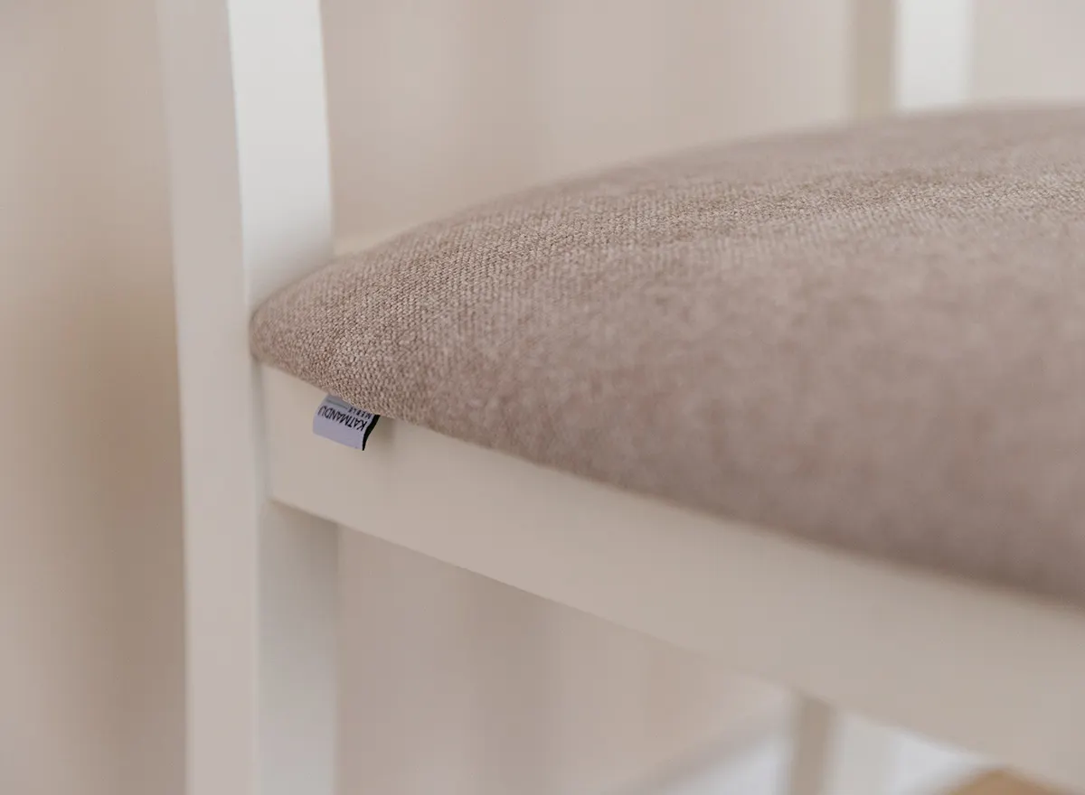 Krzesło BELLUNO ELEGANTE 22 z beżowym siedziskiem materiałowym - białe (STORM 06) - DRMKT22/S06