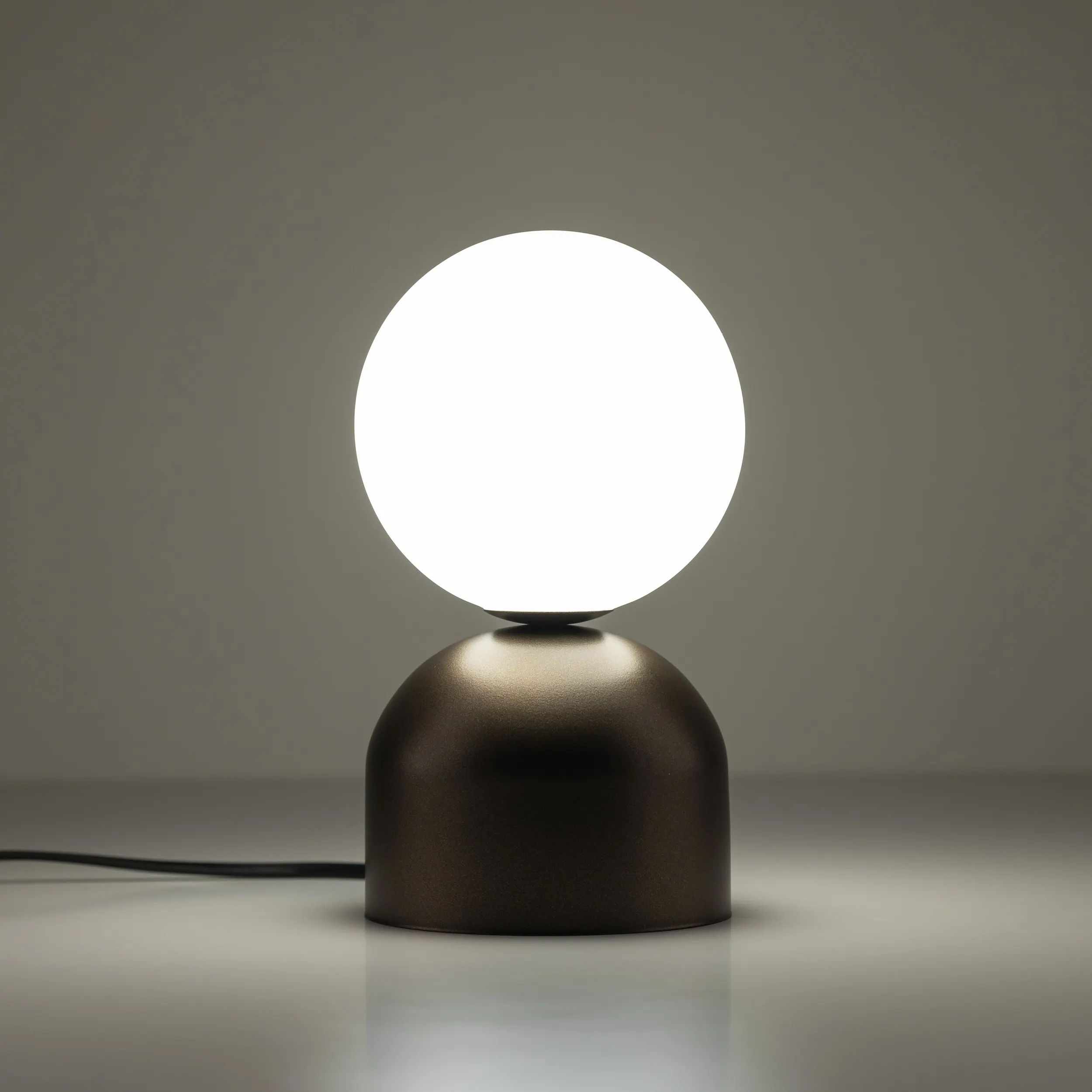 Lampka nocna MIKI brązowa z białym okrągłym szklanym kloszem 21x12cm - TK_16043