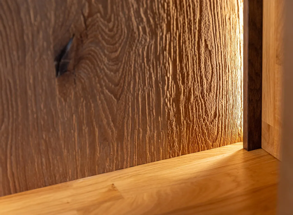 Witryna niska COLLODI dębowa 3-drzwiowa z oświetleniem - dąb olejowany - ZICOL11