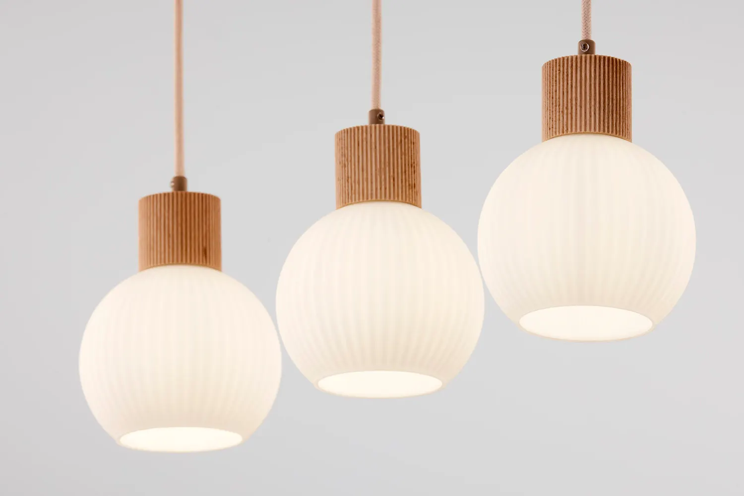 image lampa wisząca, kule, drewniane elementy, korpus biały, kable wiszące
