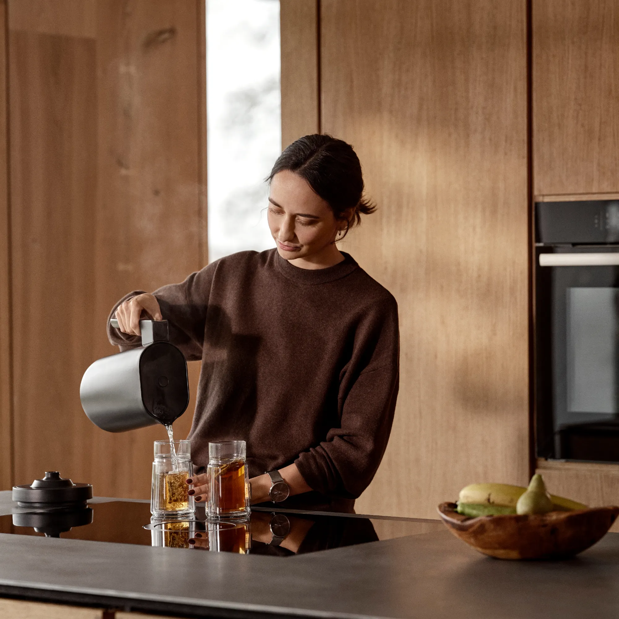 czajnik, kuchenka, kieliszek, napoje, drewniane