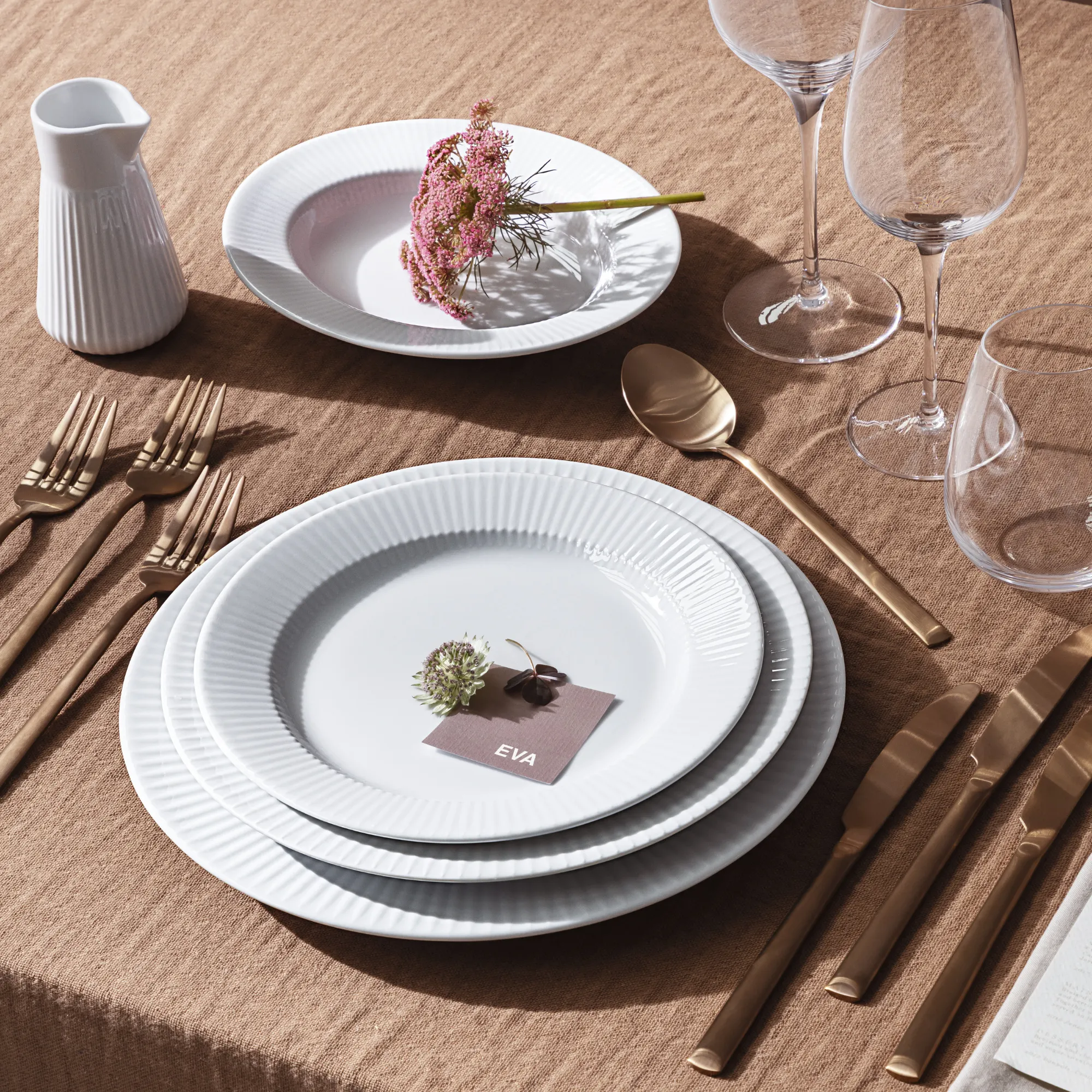 naczynie, stalówka, talerz, kieliszki, serwetka