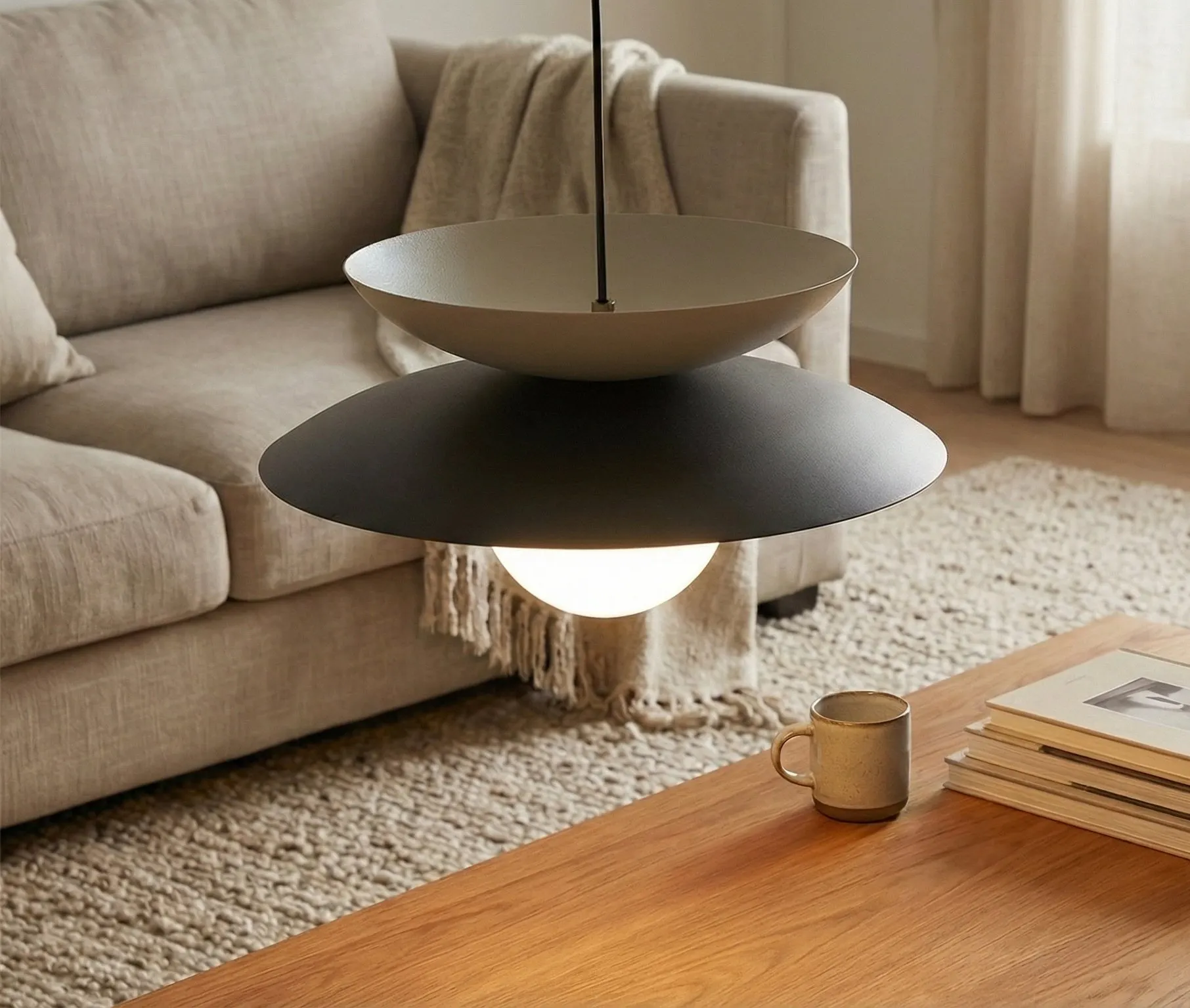lampa wisząca, połysk, czarny blat, kulkowy abażur, drewniany stół