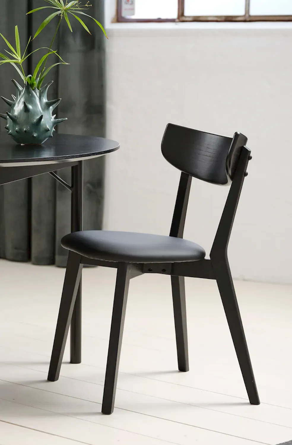Krzesło drewniane PERO ekoskóra czarne - UN_26881642