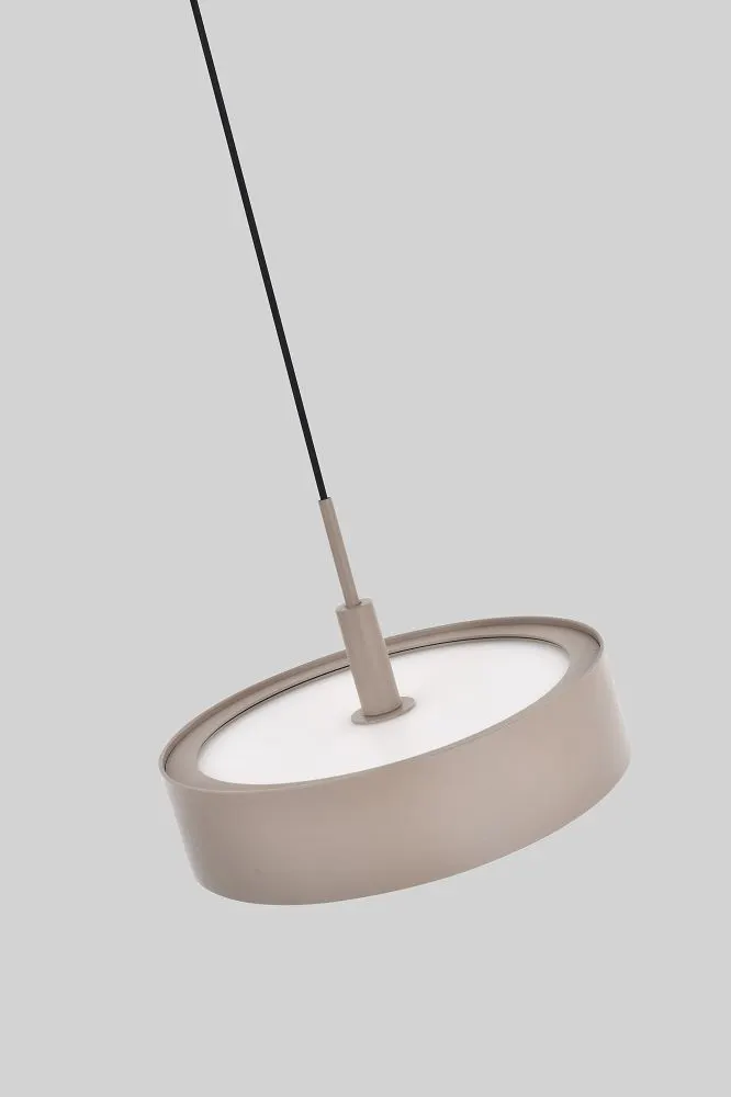 lampa wisząca, oprawa sufitowa, kabel zawieszenia, bezowy kolor, podstawa okrągła