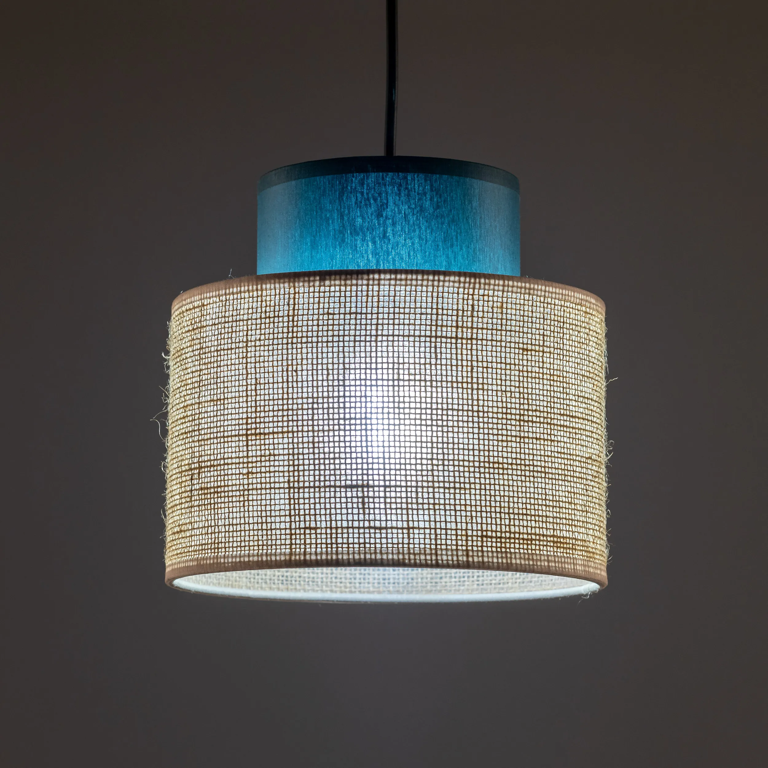 Lampa wisząca DUO JUTA czarna z niebieskim i brązowym kloszem 160x20cm - TK_3257