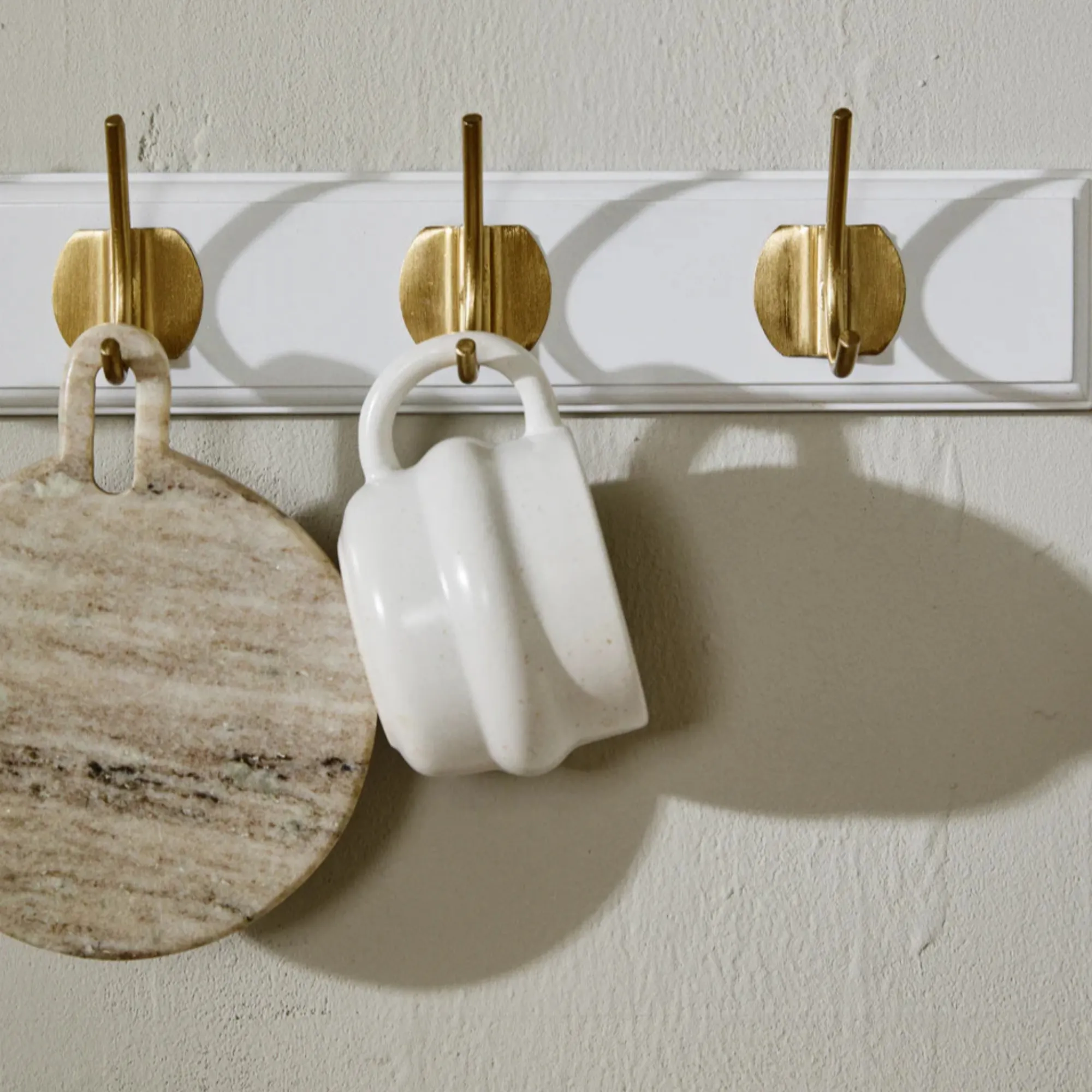 okap na wieszaku, ceramiczny kubek, kuchenka, metalowy hak, drewniana deska