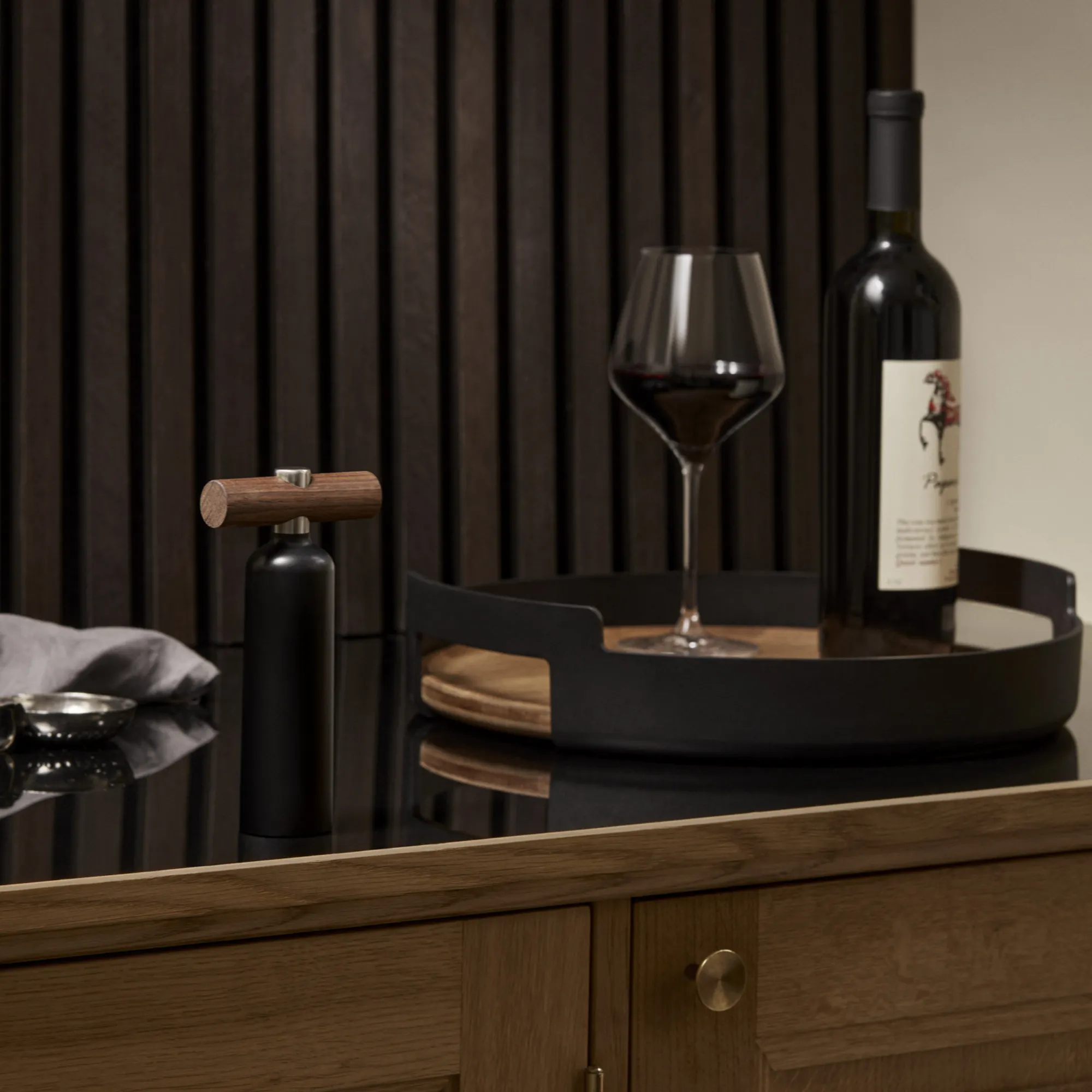 image wino, butelka, kieliszek-wina, stolik-barowy, deska-drewniana