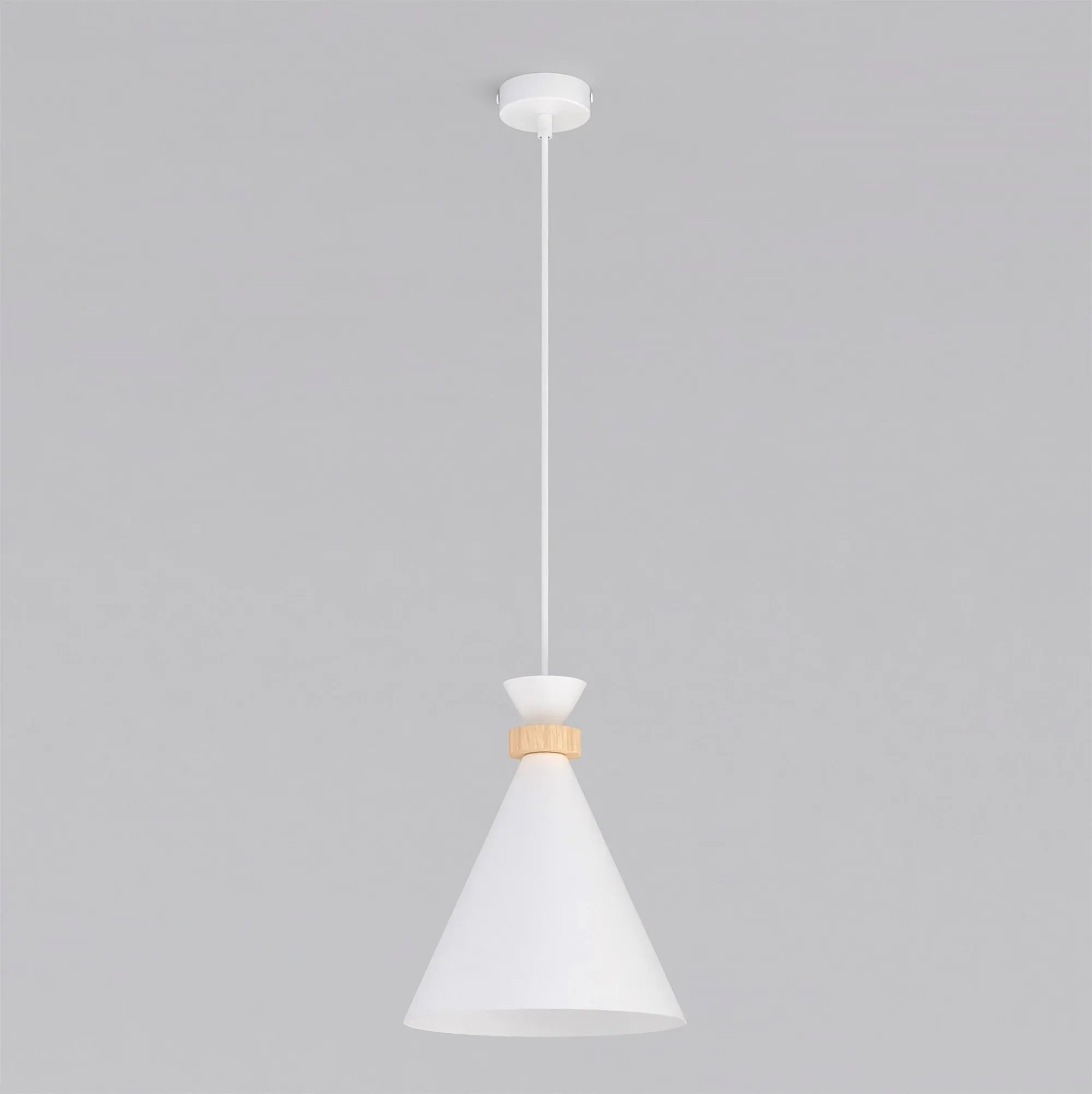 image lampa wisząca, pendant lamp, biała, metalowa konstrukcja, drewniana opaska