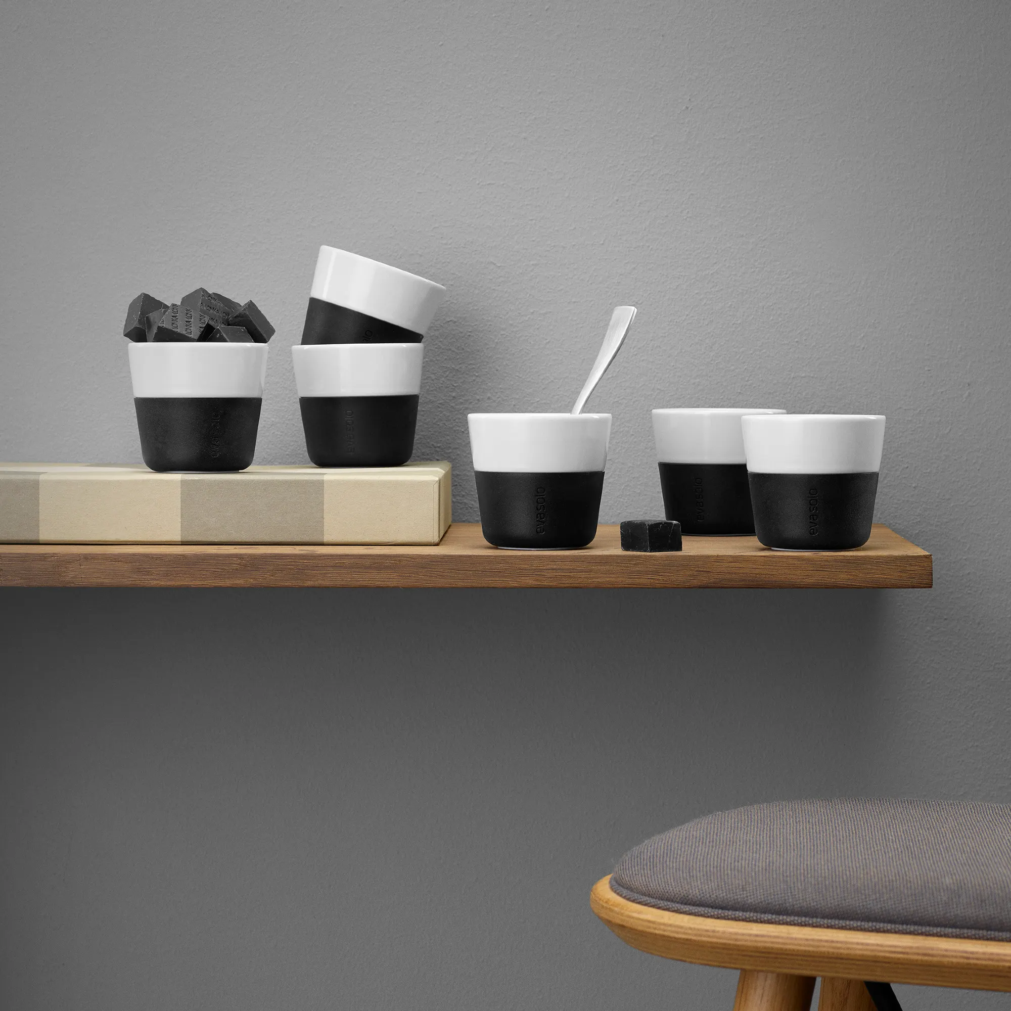 image talerze, kubki, czarna biała dwukolorowa zastawa, ceramika, stolik