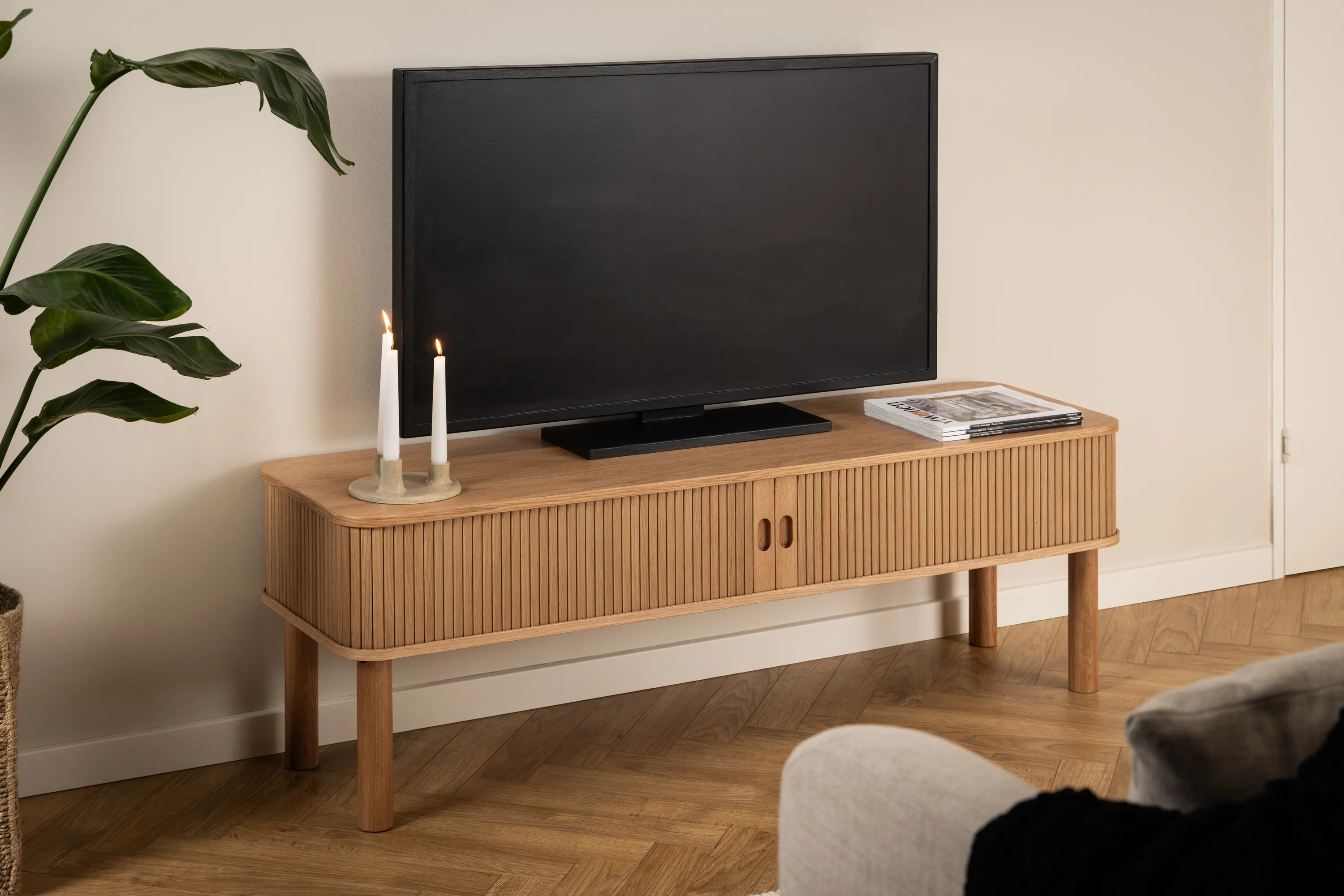 Szafka RTV z drzwiami przesuwnymi MORGAN 140x40x45, naturalny- lamele — zdjęcie 7