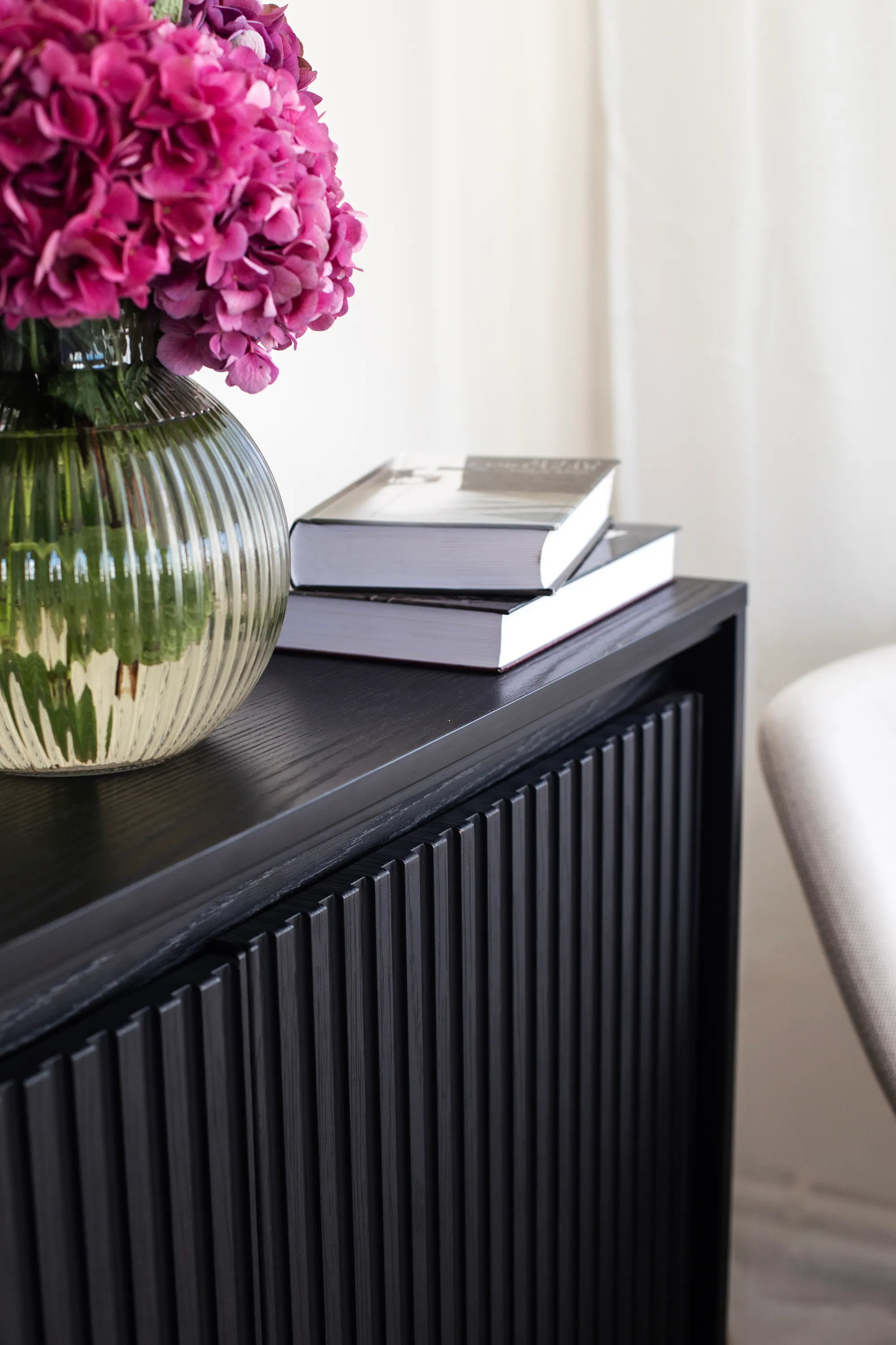 Komoda z oświetleniem TREND TR-03 4D ryflowana czarna - TR3C-V2