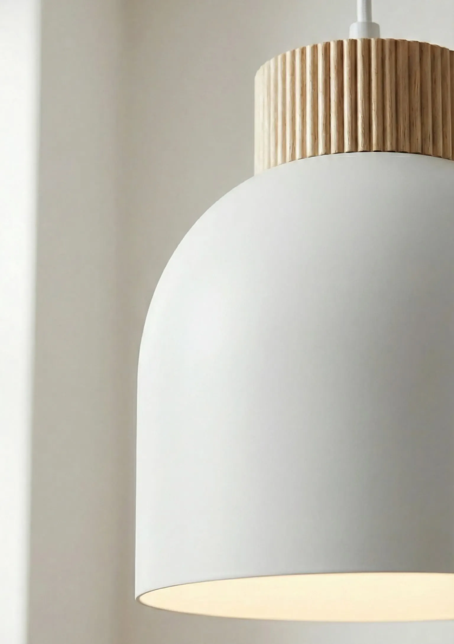 lampa wisząca, lampa sufitowa, szary abażur, drewniana oprawa, minimalistyczny design