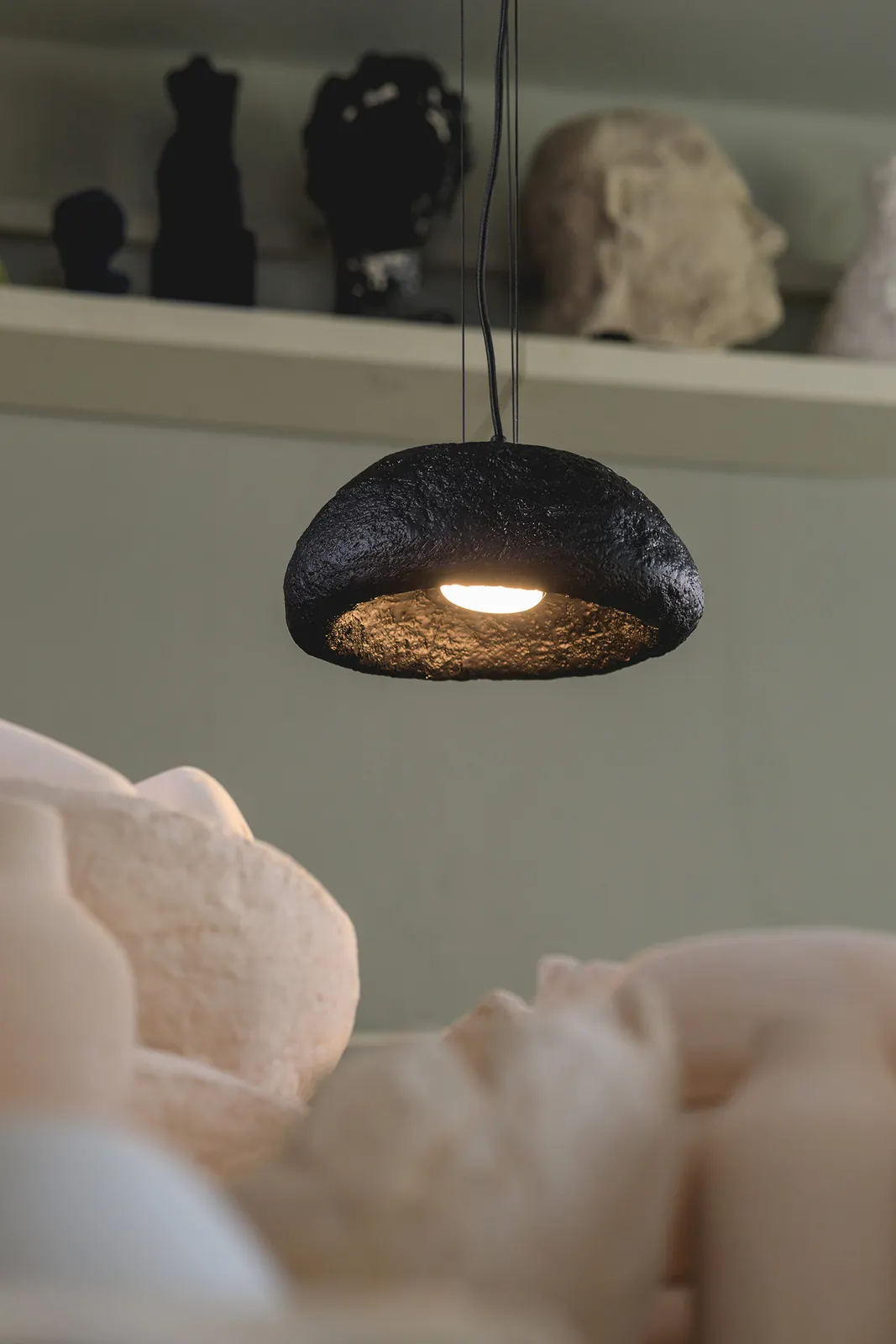 Lampa wisząca SYNTIA M 1 ceramiczny klosz czarna - SI_41430