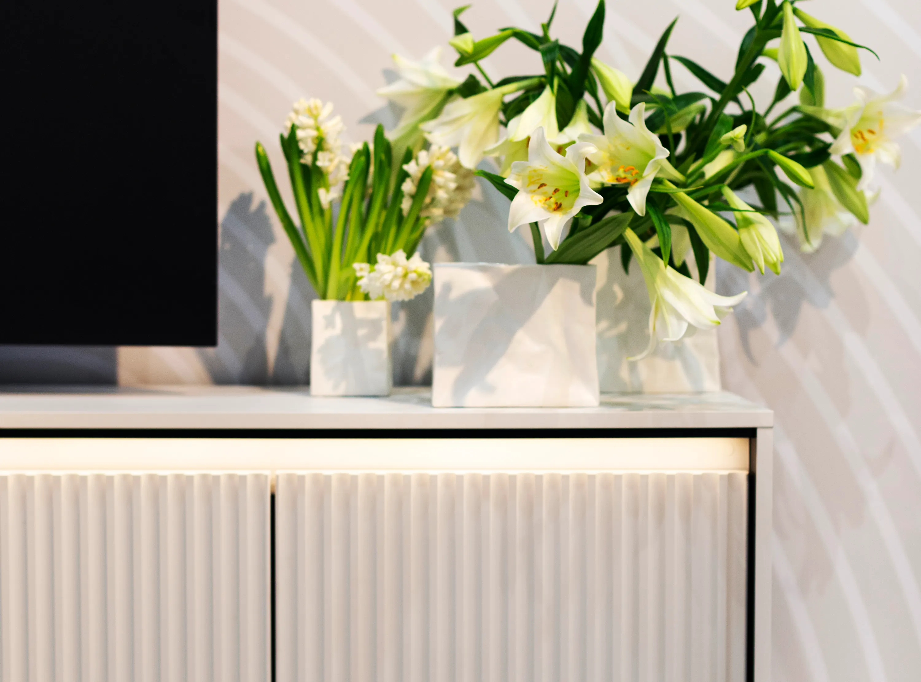 Szafka RTV z oświetleniem TREND TR-06 4D 192cm biały/czarny - TR6BIC-V2