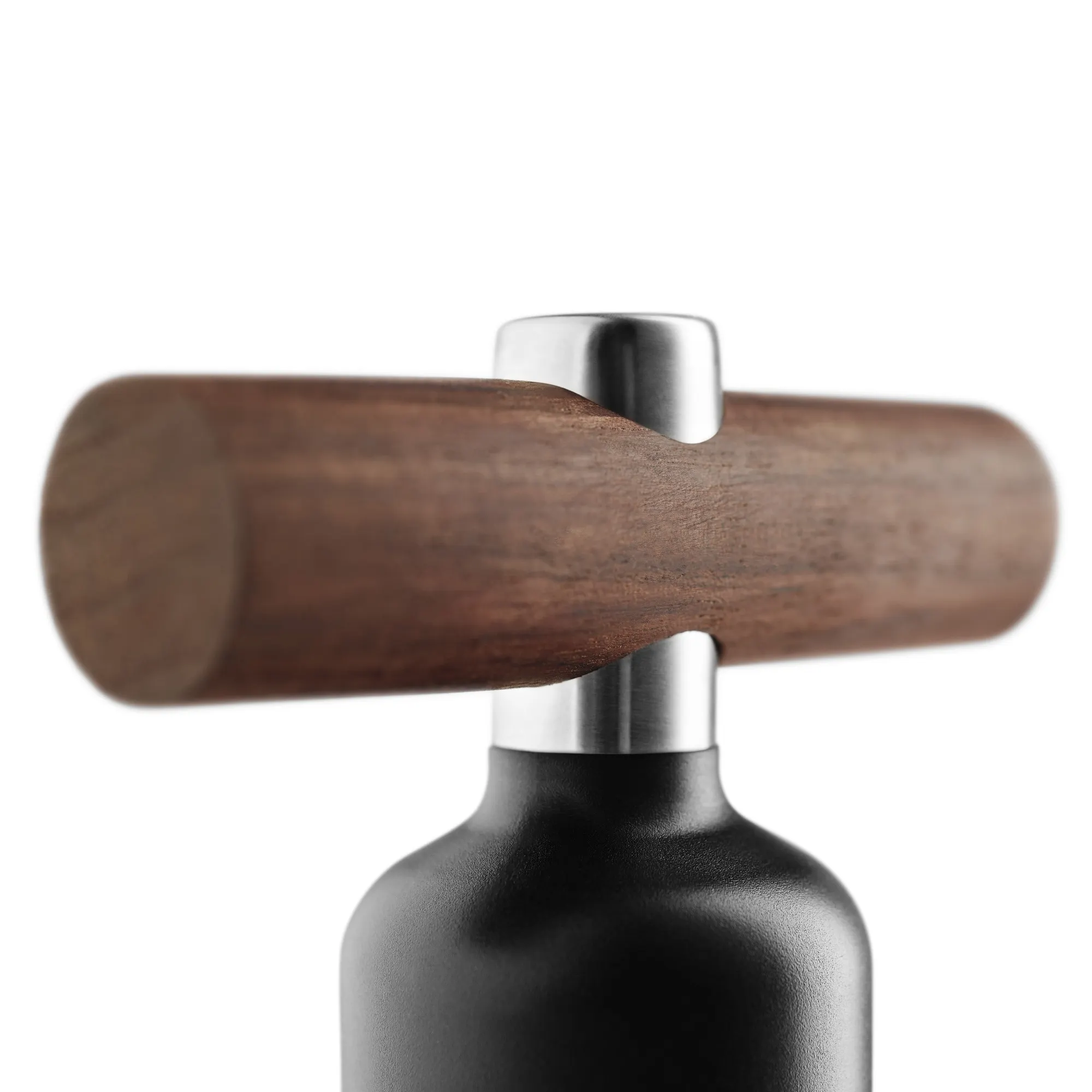 image drewniana rura, metalowy zacisk, mechanizm zaworu, butelka z ciemnym designem, korek stalowy