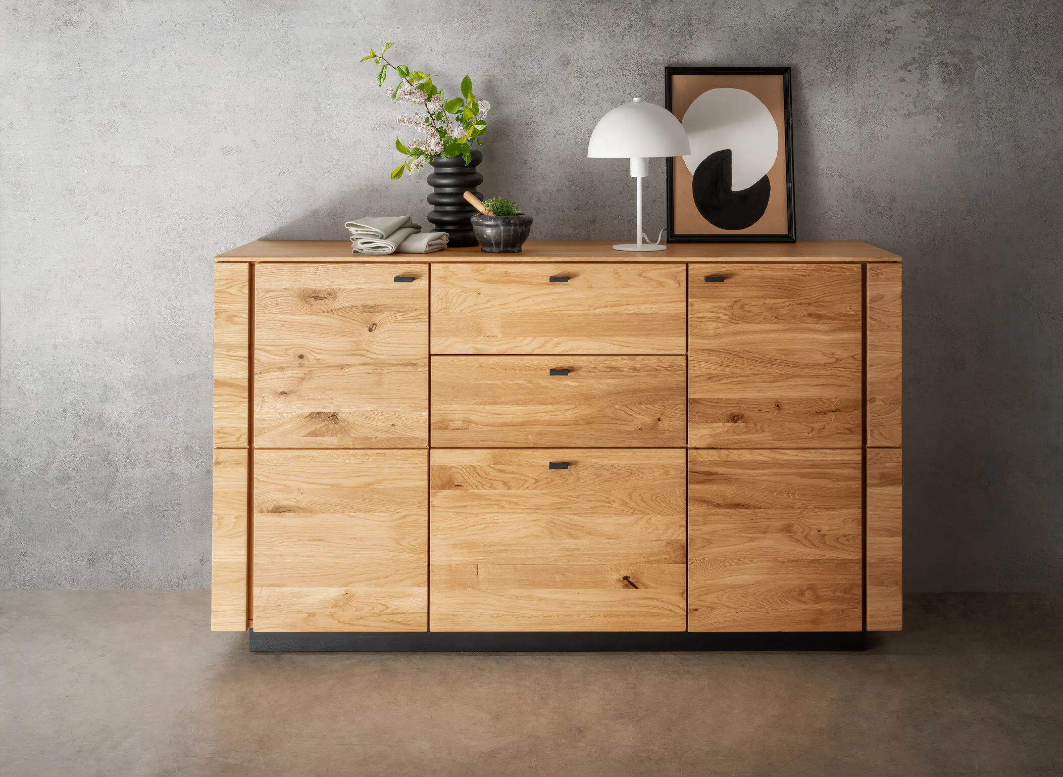 Komoda dębowa PRESENT 3-drzwiowa z 2 szufladami 157x86 - GK_103623060202