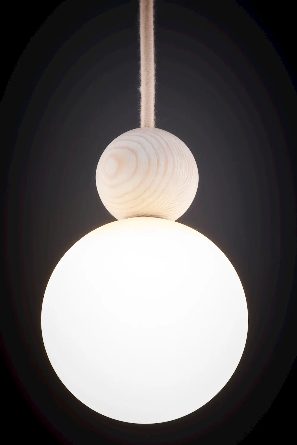 lampa wisząca, kula światła, drewniana zawieszka, lampka plafonowa, kogut?